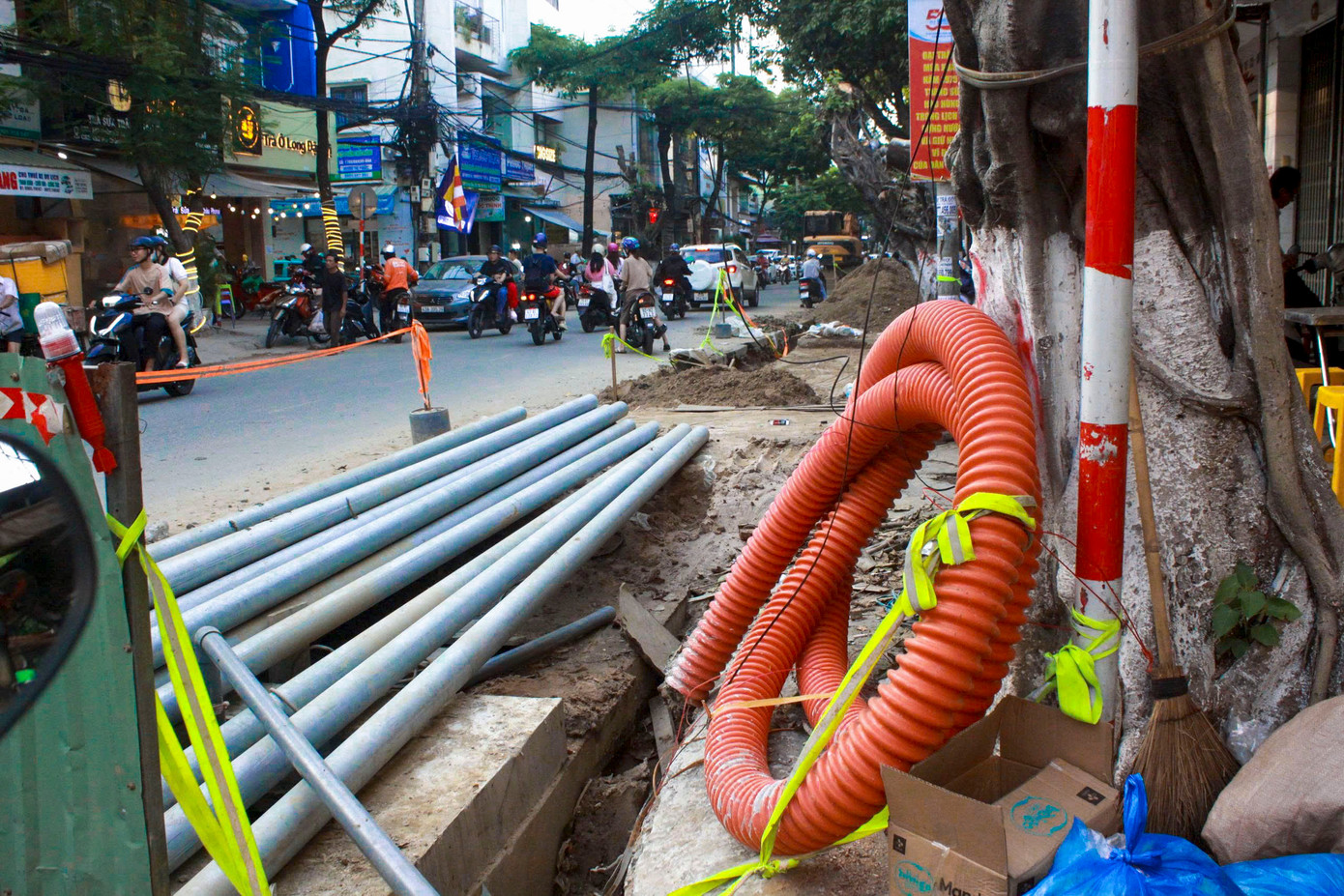 Tại hiện trường, nhiều đoạn công trình rào chắn sơ sài, vật liệu ngổn ngang, trong khi lực lượng thi công và máy móc khá thưa thớt.