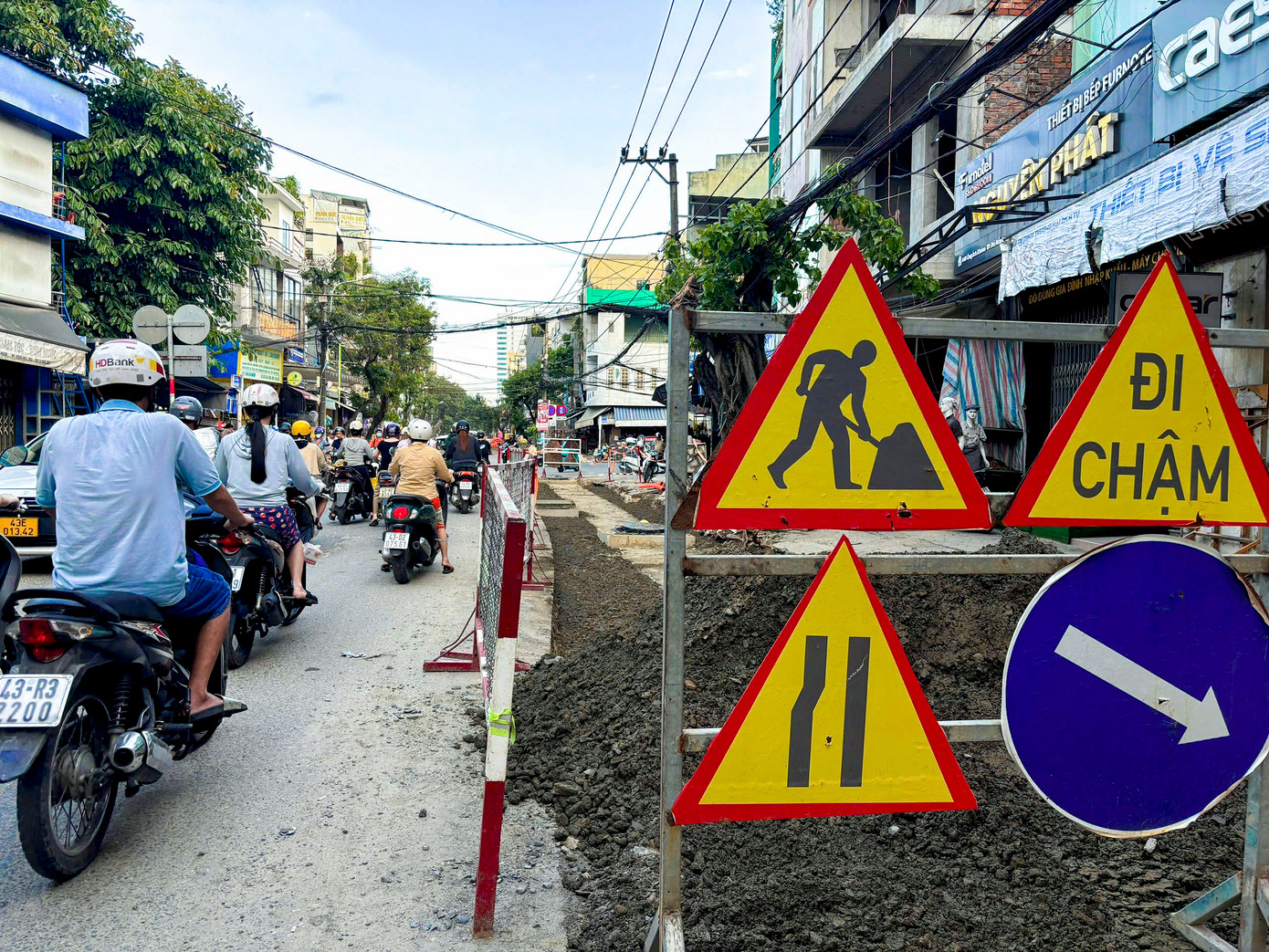 "Người dân chúng tôi rất mong thành phố khẩn trương chỉ đạo các đơn vị liên quan đẩy nhanh tiến độ thi công. Đường sá đào bới kéo dài không chỉ gây bụi bặm, ô nhiễm mà còn tiềm ẩn nguy cơ tai nạn giao thông, nhất là vào giờ cao điểm", ông Hãn nói.