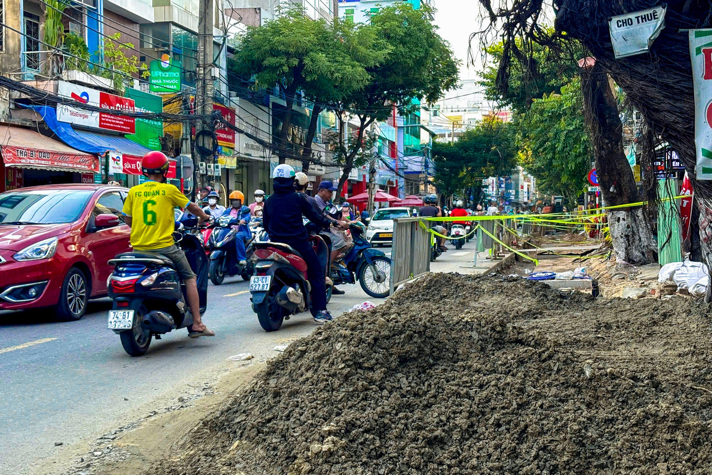 Tại hiện trường, nhiều đoạn công trình rào chắn sơ sài, vật liệu ngổn ngang, trong khi lực lượng thi công và máy móc khá thưa thớt.