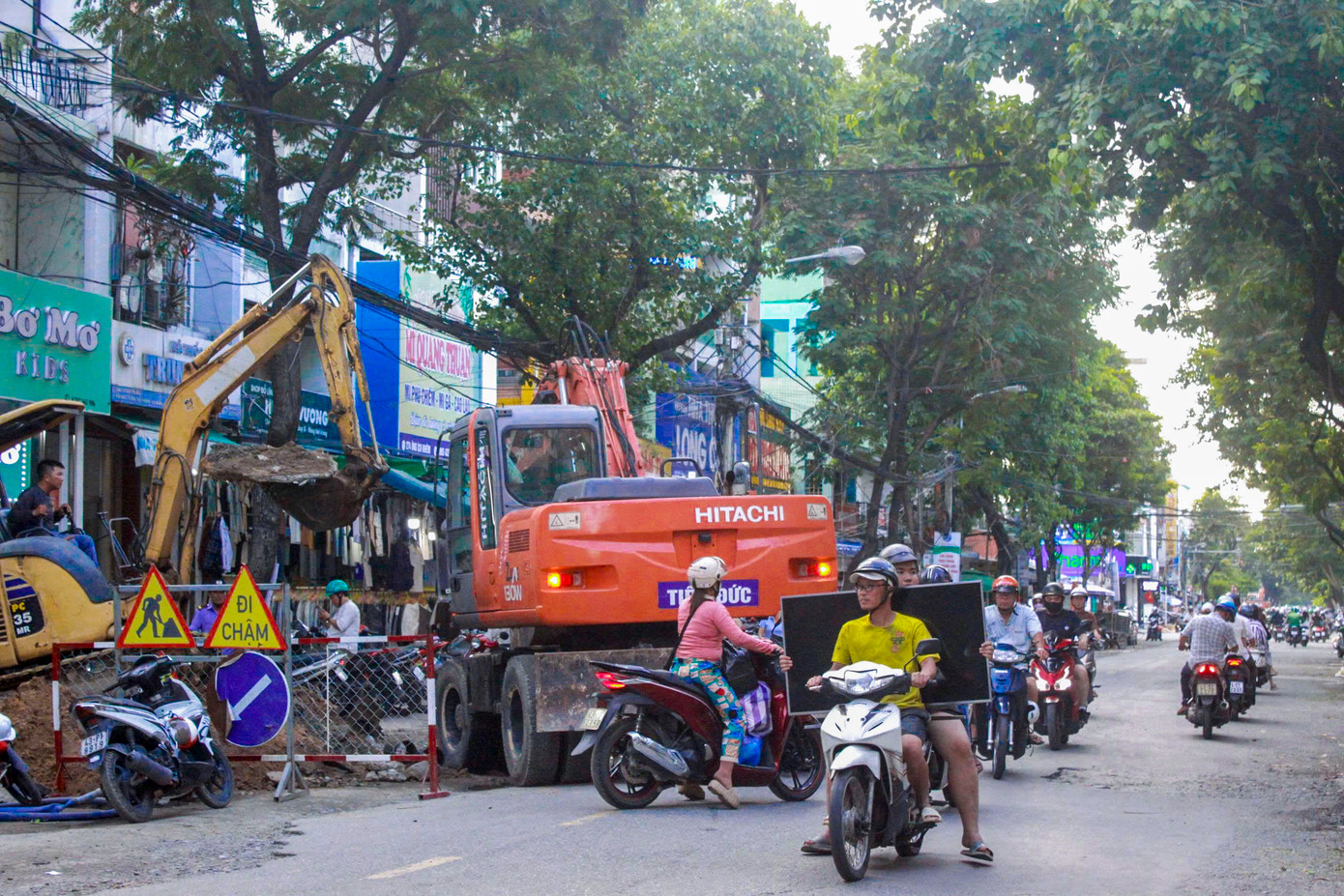 Ghi nhận tại các tuyến Ông Ích Khiêm, Hoàng Diệu và khu vực vòng xoay Nguyễn Văn Linh, nơi giao cắt với hai tuyến này hiện mặt đường hiện đang bị đào xới đồng loạt để thi công hệ thống thoát nước, hạ ngầm cáp thông tin và điện chiếu sáng.