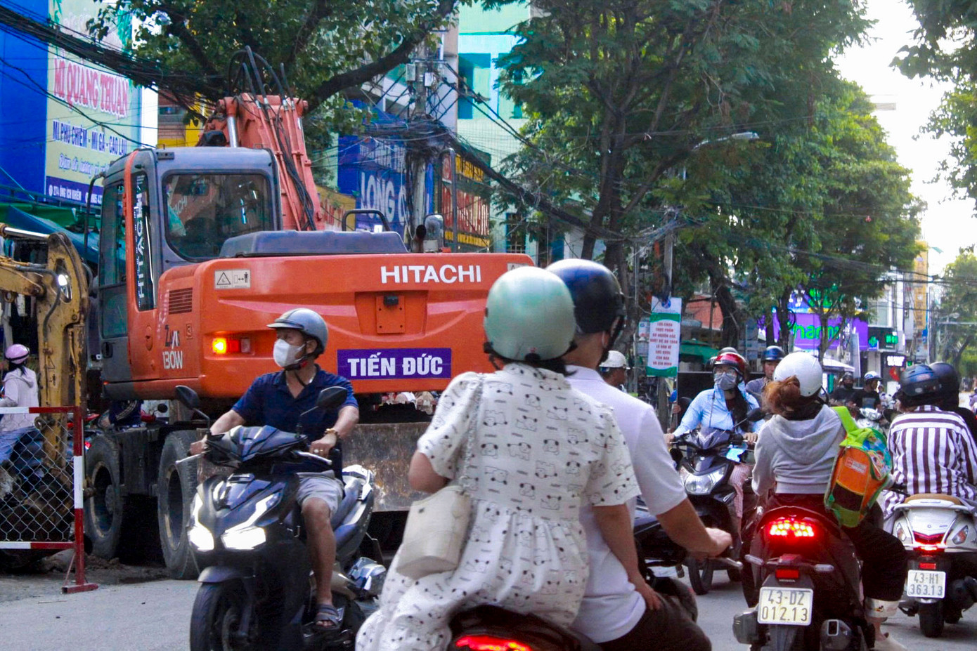 Ông Hãn cũng bày tỏ lo lắng khi mùa du lịch cao điểm đang diễn ra, khách đến Đà Nẵng mà thấy trung tâm thành phố lộn xộn, bụi bặm như thế này thì sẽ ảnh hưởng không nhỏ đến hình ảnh đô thị và ngành du lịch.