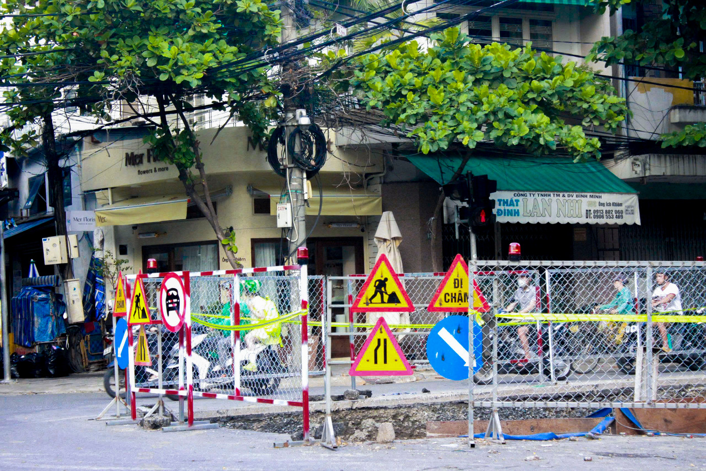 Để giảm thiểu ảnh hưởng đến sinh hoạt, buôn bán và giao thông, Ban cho biết đã phối hợp với nhà thầu triển khai nhiều giải pháp đẩy nhanh tiến độ như thi công lắp ghép hệ thống thoát nước, triển khai đồng loạt nhiều mũi thi công gồm 5 mũi trên đường Hoàng Diệu và 8 mũi trên đường Ông Ích Khiêm. Trong đó có 7 mũi đang đúc cấu kiện cống tại các bãi đúc ngoài công trường. Ngoài ra, các tổ đội thi công được duy trì làm việc cả vào thứ Bảy, Chủ nhật và ban đêm.