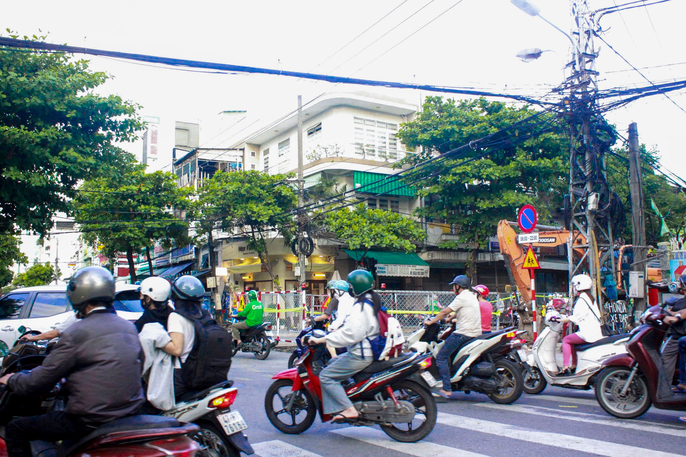 Tuy nhiên, tiến độ thi công kéo dài đã khiến đời sống người dân trong khu vực bị ảnh hưởng nghiêm trọng. Ngày nắng, bụi bay mù mịt; ngày mưa, bùn đất nhầy nhụa. Các tuyến đường thường xuyên rơi vào cảnh ùn tắc, dù không phải giờ cao điểm.