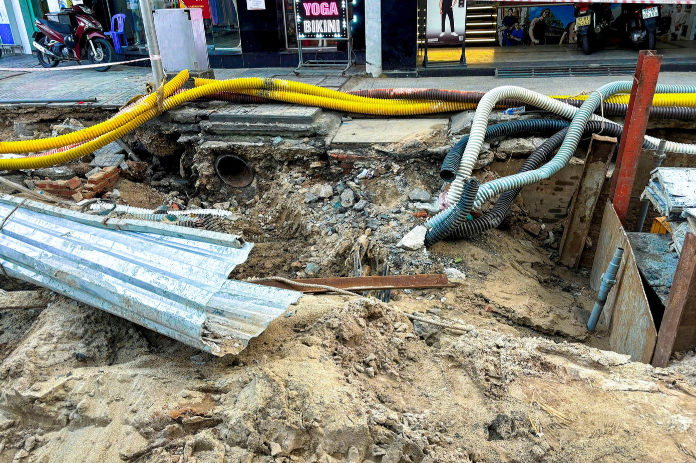 Để giảm thiểu ảnh hưởng đến sinh hoạt, buôn bán và giao thông, Ban cho biết đã phối hợp với nhà thầu triển khai nhiều giải pháp đẩy nhanh tiến độ như thi công lắp ghép hệ thống thoát nước, triển khai đồng loạt nhiều mũi thi công gồm 5 mũi trên đường Hoàng Diệu và 8 mũi trên đường Ông Ích Khiêm. Trong đó có 7 mũi đang đúc cấu kiện cống tại các bãi đúc ngoài công trường. Ngoài ra, các tổ đội thi công được duy trì làm việc cả vào thứ Bảy, Chủ nhật và ban đêm.