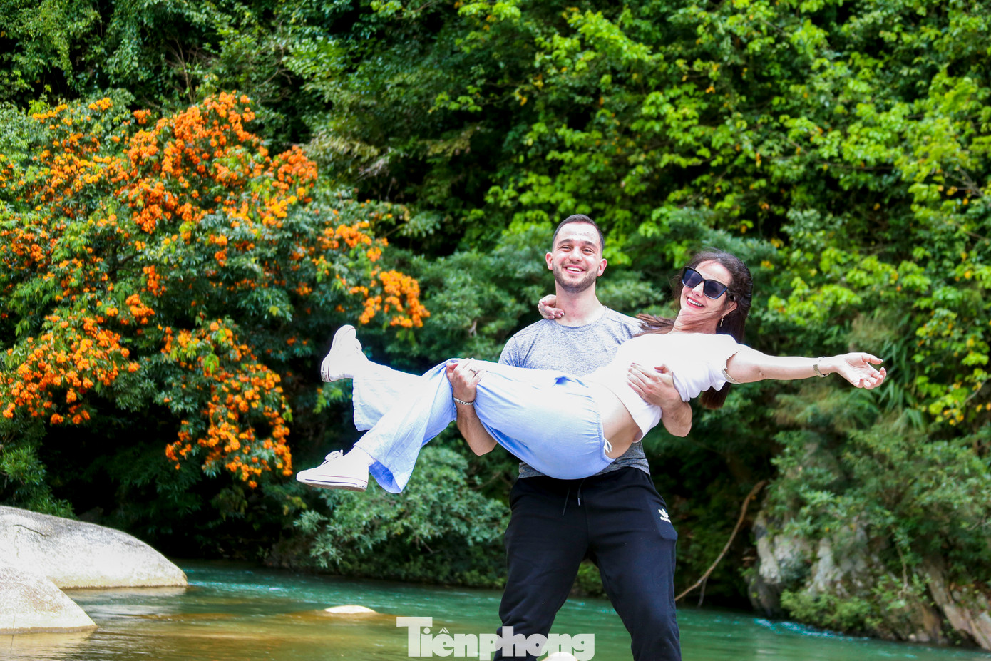 Những tảng đá to rộng bằng phẳng nằm dưới suối được nhiều du khách chọn làm nơi dừng chân chụp ảnh, ghi lại khoảnh khắc đẹp khi đến Việt Nam du lịch.