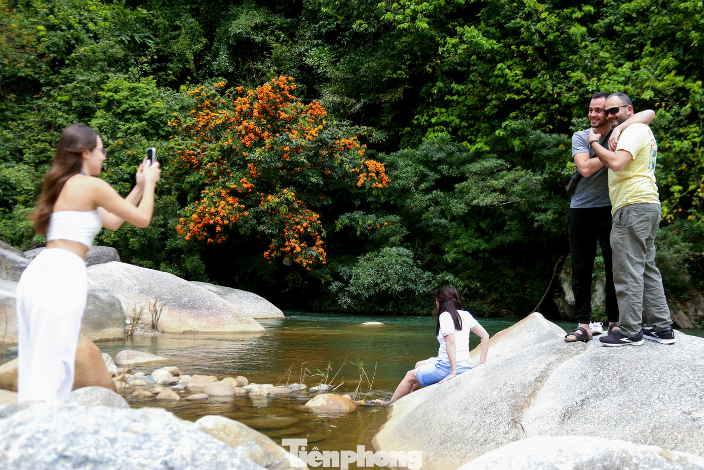 Những tảng đá to rộng bằng phẳng nằm dưới suối được nhiều du khách chọn làm nơi dừng chân chụp ảnh, ghi lại khoảnh khắc đẹp khi đến Việt Nam du lịch.