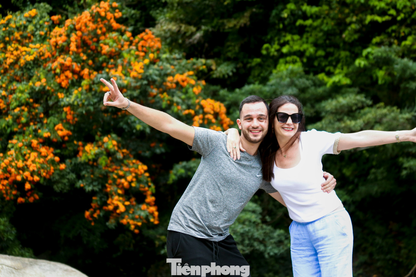 Anh Amit Varon - du khách nước ngoài - cho biết anh có tình yêu đặc biệt dành cho đất nước và con người Việt Nam, đặc biệt là vẻ đẹp thiên nhiên nơi đây. "Đây là lần thứ hai tôi cùng gia đình đến Việt Nam du lịch. Cảnh sắc thật sự tuyệt vời, khiến tôi có cảm giác như được hòa mình vào thiên nhiên. Những bông hoa rực rỡ khoe sắc giữa núi rừng, trôi theo dòng nước tạo nên một khung cảnh huyền ảo đầy cuốn hút".