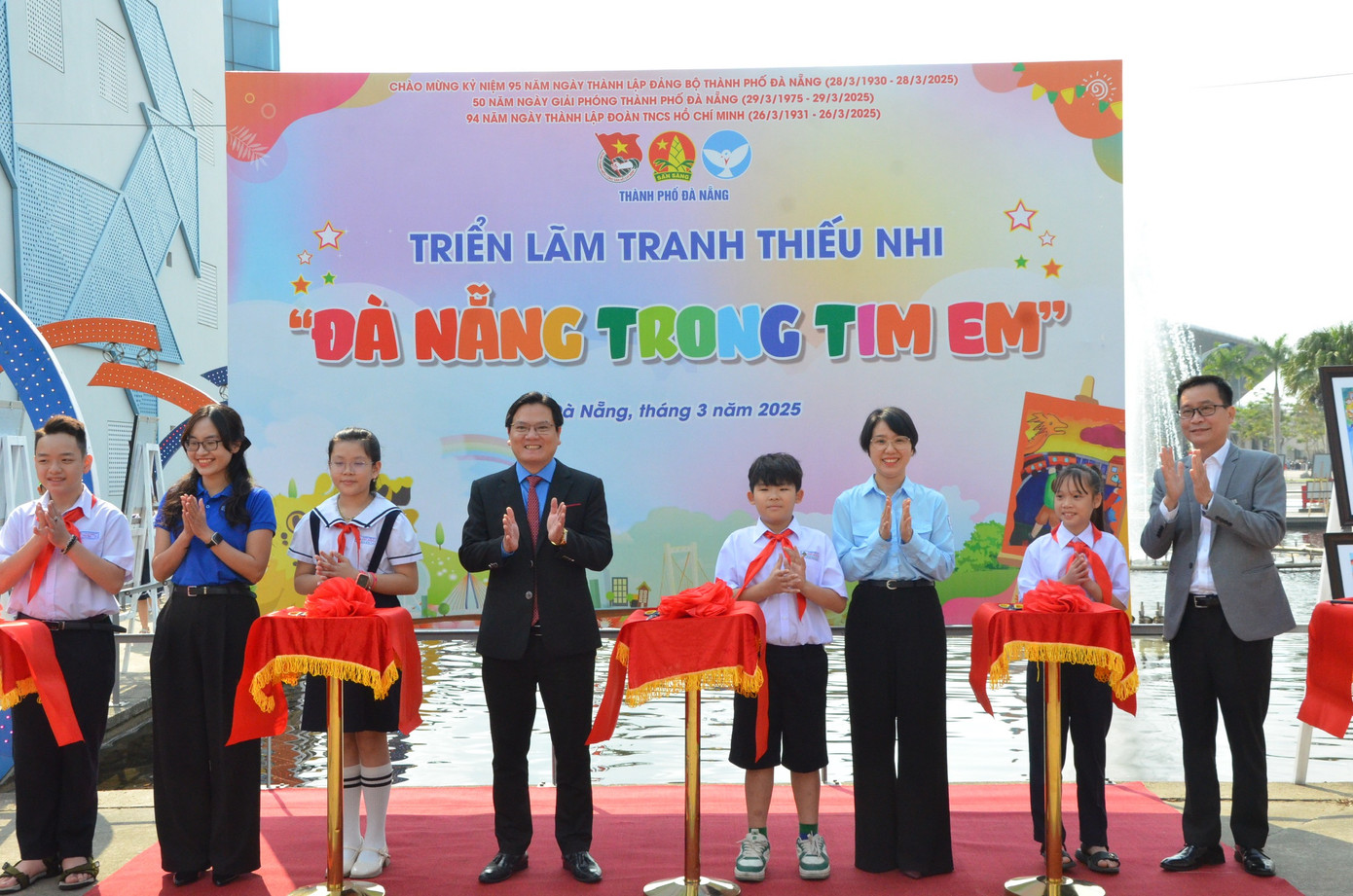 Ban tổ chức cắt băng chào mừng triển lãm tranh thiếu nhi.