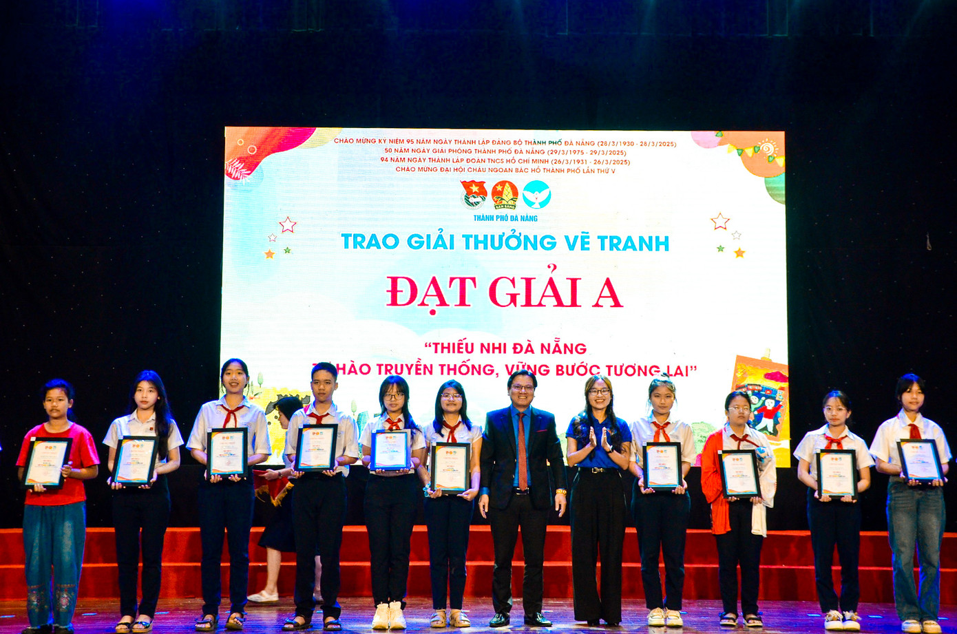 Trao giải thưởng cuộc thi vẽ tranh cho các em có tác phẩm xuất sắc.