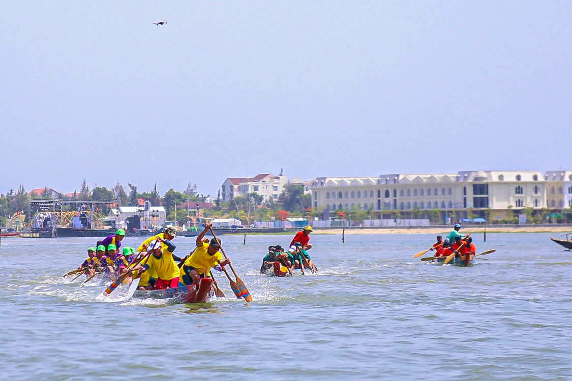 Các đội đua bứt tốc về đích và vui mừng trong chiến thắng.