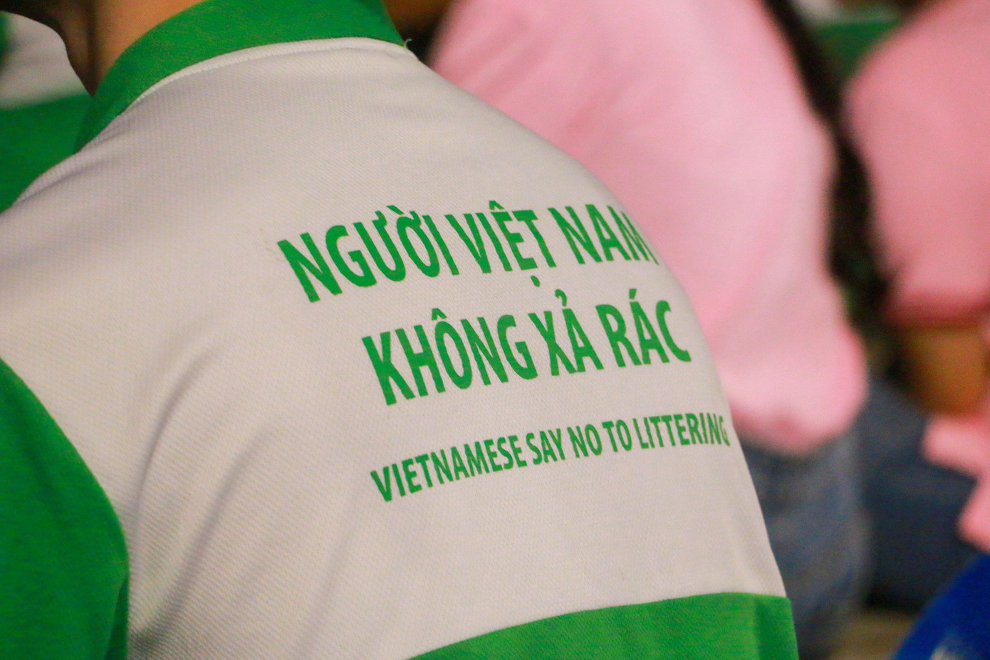 Những slogan rất ý nghĩa như “Người Việt Nam không xả rác” được các bạn trẻ in sau những chiếc áo tình nguyện.
