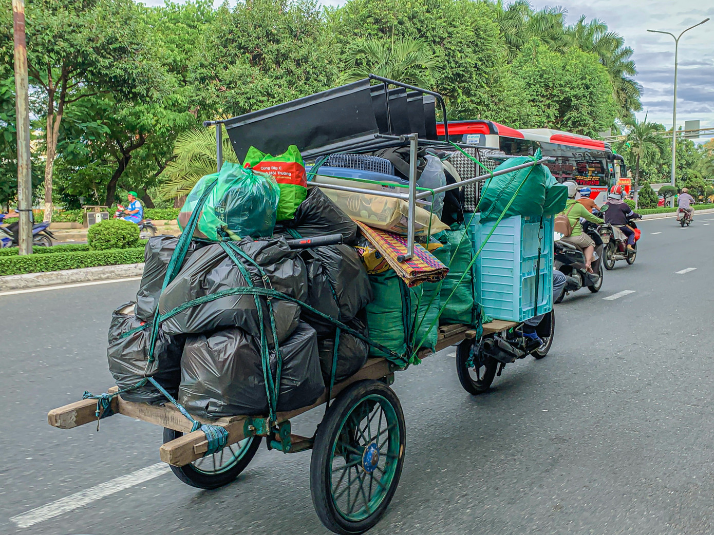 Ghi nhận của Tiền Phong, tại Đà Nẵng trên các tuyến đường chính như Nguyễn Hữu Thọ, Điện Biên Phủ, Lê Duẩn, Tôn Đức Thắng, Trường Chinh...nhiều xe thô sơ hằng ngày vẫn ngang nhiên “cõng” sắt thép, vật liệu xây dựng, hàng hóa cồng kềnh luồn lách vượt mặt dòng người lưu thông đông đúc, tiềm ẩn nguy cơ tai nạn cho bất kỳ ai trên đường.