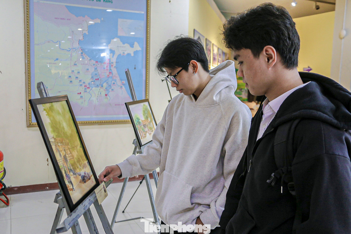 Bạn Lê Trung Hiếu, sinh viên Đại học Duy Tân cho biết: "Đây là lần đầu mình đến bảo tàng, và thật sự bất ngờ với sự đa dạng của các hiện vật ở đây. Mình cảm thấy cần tìm hiểu nhiều hơn về lịch sử và văn hóa để hiểu và tự hào hơn về quê hương mình". Bạn Lê Trung Hiếu, sinh viên Đại học Duy Tân cho biết: "Đây là lần đầu mình đến bảo tàng, và thật sự bất ngờ với sự đa dạng của các hiện vật ở đây. Mình cảm thấy cần tìm hiểu nhiều hơn về lịch sử và văn hóa để hiểu và tự hào hơn về quê hương mình".