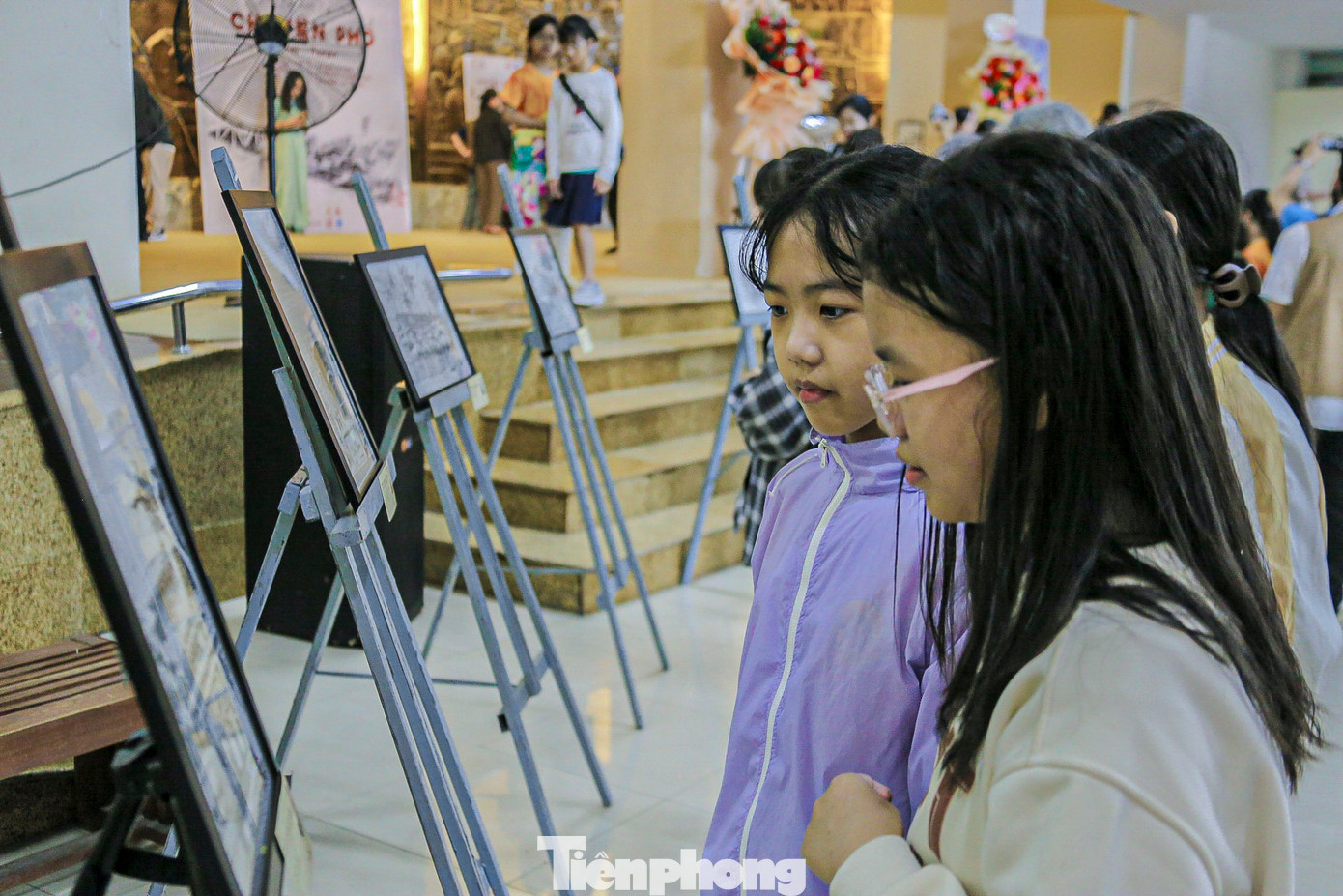 Những câu chuyện về di sản văn hóa Chăm Pa hay lịch sử hình thành thành phố Đà Nẵng được tái hiện qua các hiện vật, tranh ảnh và mô hình 3D khiến các bạn trẻ không khỏi trầm trồ và thích thú. Những câu chuyện về di sản văn hóa Chăm Pa hay lịch sử hình thành thành phố Đà Nẵng được tái hiện qua các hiện vật, tranh ảnh và mô hình 3D khiến các bạn trẻ không khỏi trầm trồ và thích thú.