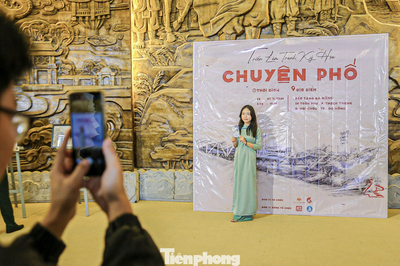 Nhiều bạn tranh thủ ghi lại hình ảnh trong bảo tàng. Nhiều bạn tranh thủ ghi lại hình ảnh trong bảo tàng.