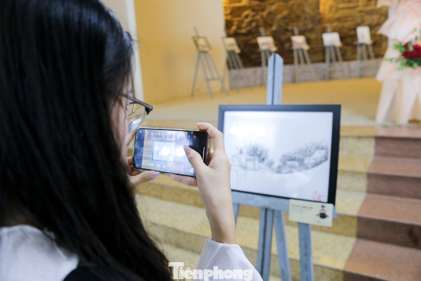 Nhiều bạn tranh thủ ghi lại hình ảnh trong bảo tàng. Nhiều bạn tranh thủ ghi lại hình ảnh trong bảo tàng.