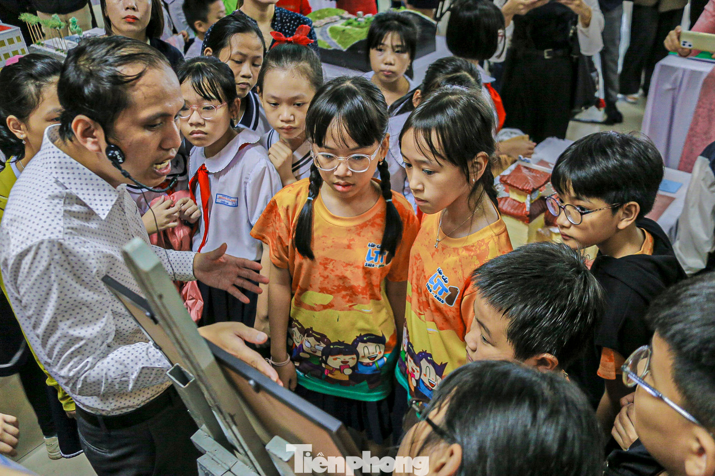 Những câu chuyện về di sản văn hóa Chăm Pa hay lịch sử hình thành thành phố Đà Nẵng được tái hiện qua các hiện vật, tranh ảnh và mô hình 3D khiến các bạn trẻ không khỏi trầm trồ và thích thú. Những câu chuyện về di sản văn hóa Chăm Pa hay lịch sử hình thành thành phố Đà Nẵng được tái hiện qua các hiện vật, tranh ảnh và mô hình 3D khiến các bạn trẻ không khỏi trầm trồ và thích thú.