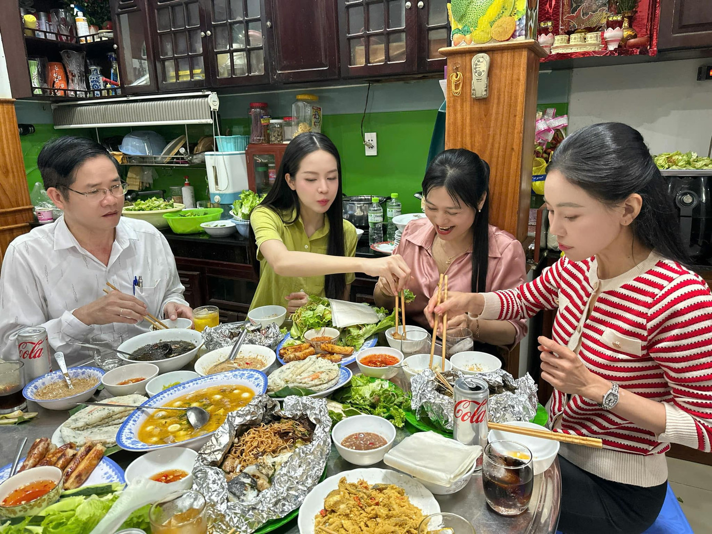 Bữa cơm đầu tiên của Hoa hậu Quốc tế Thanh Thủy kể từ sau khi đăng quang.