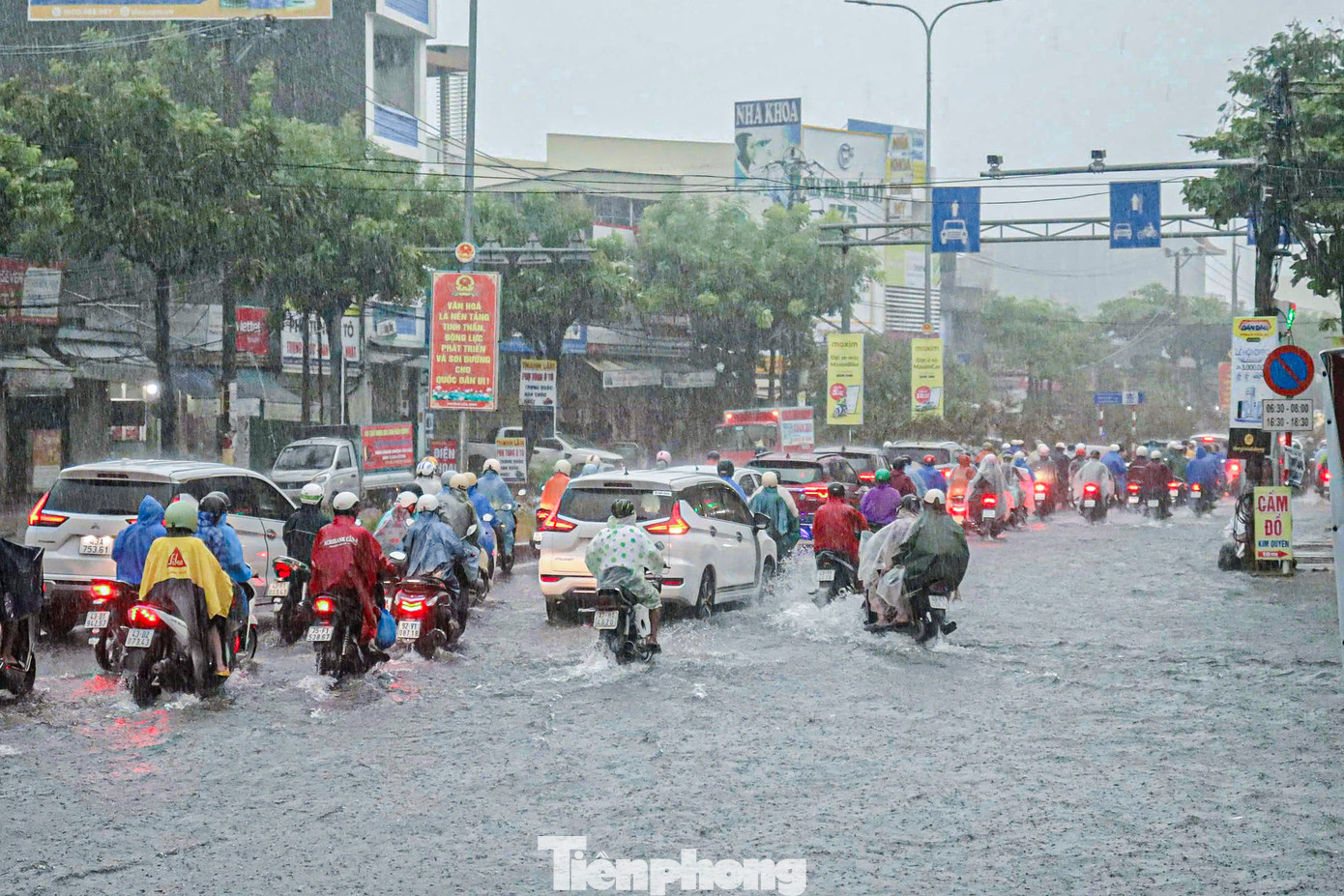 Ghi nhận của Tiền Phong, mưa lớn khiến các tuyến đường như Tôn Đức Thắng, Nguyễn Lương Bằng, Quang Trung, Hải Phòng… (TP. Đà Nẵng) ngập sâu, nhiều đoạn nước ngập lên đến nửa bánh xe khiến nhiều người đi lại khó khăn.