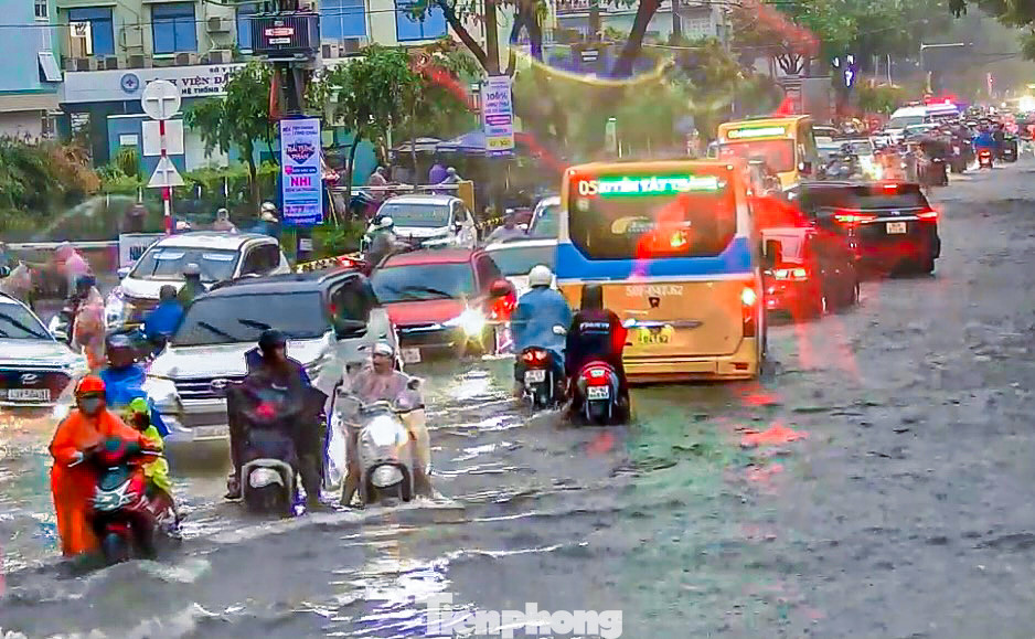 Nhiều xe máy phải nối đuôi nhau để vượt qua những đoạn ngập sâu.