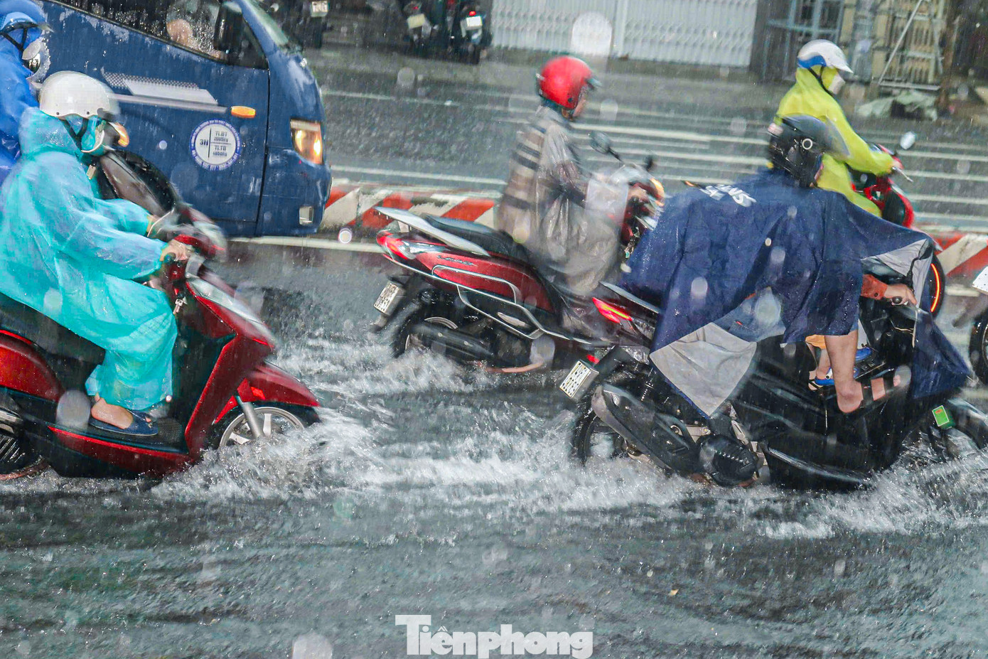 Nhiều xe máy phải nối đuôi nhau để vượt qua những đoạn ngập sâu.