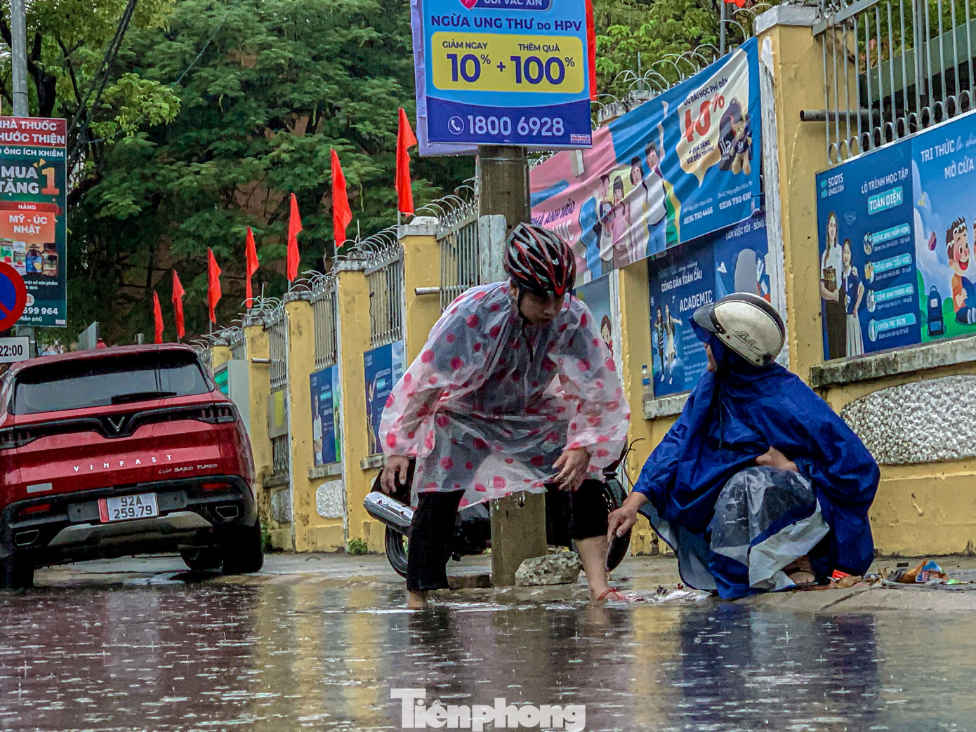 Anh Nguyễn Văn Chung (trú quận Hải Châu) cho biết từ sáng sớm mưa rất lớn khiến các đoạn đường ngập sâu, các cống không thể thoát nước kịp. "Tôi phải đi quanh móc rác từ dưới cống lên để giúp nước thoát nhanh giúp bà con đi làm xe không bị chết máy. Cứ mỗi lần mưa lớn như này các tuyến đường ở đây đều ngập rất sâu, mình làm được gì cứ làm thôi", anh Chung nói.
