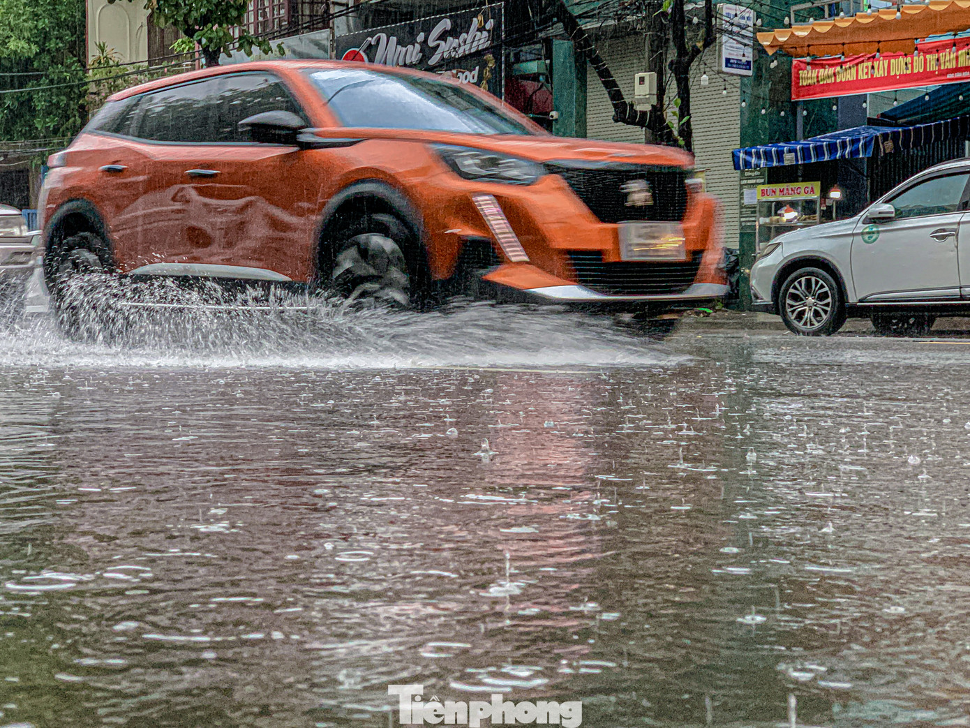 Từ sáng 18/9 đến trưa ngày 20/9, tại các quận, huyện thuộc thành phố có mưa vừa, mưa to, có nơi mưa rất to và dông. Tổng lượng mưa tại thành phố phổ biến 100-300 mm, có nơi trên 450 mm.