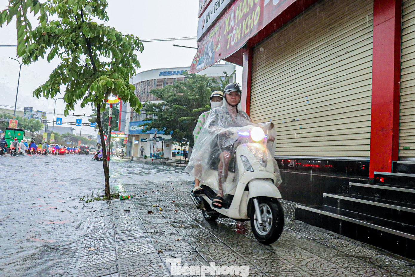 Nhiều người phải chạy xe lên lề đường để đi qua những nơi ngập sâu và tránh ùn tắc.