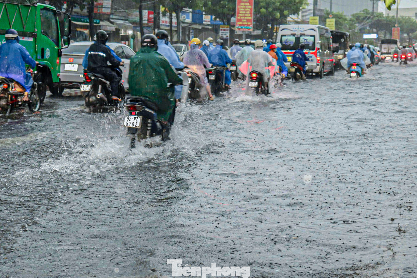 Dòng người vội vã đi làm dưới trời mưa lớn, xe cộ ùn tắc do nước ngập.