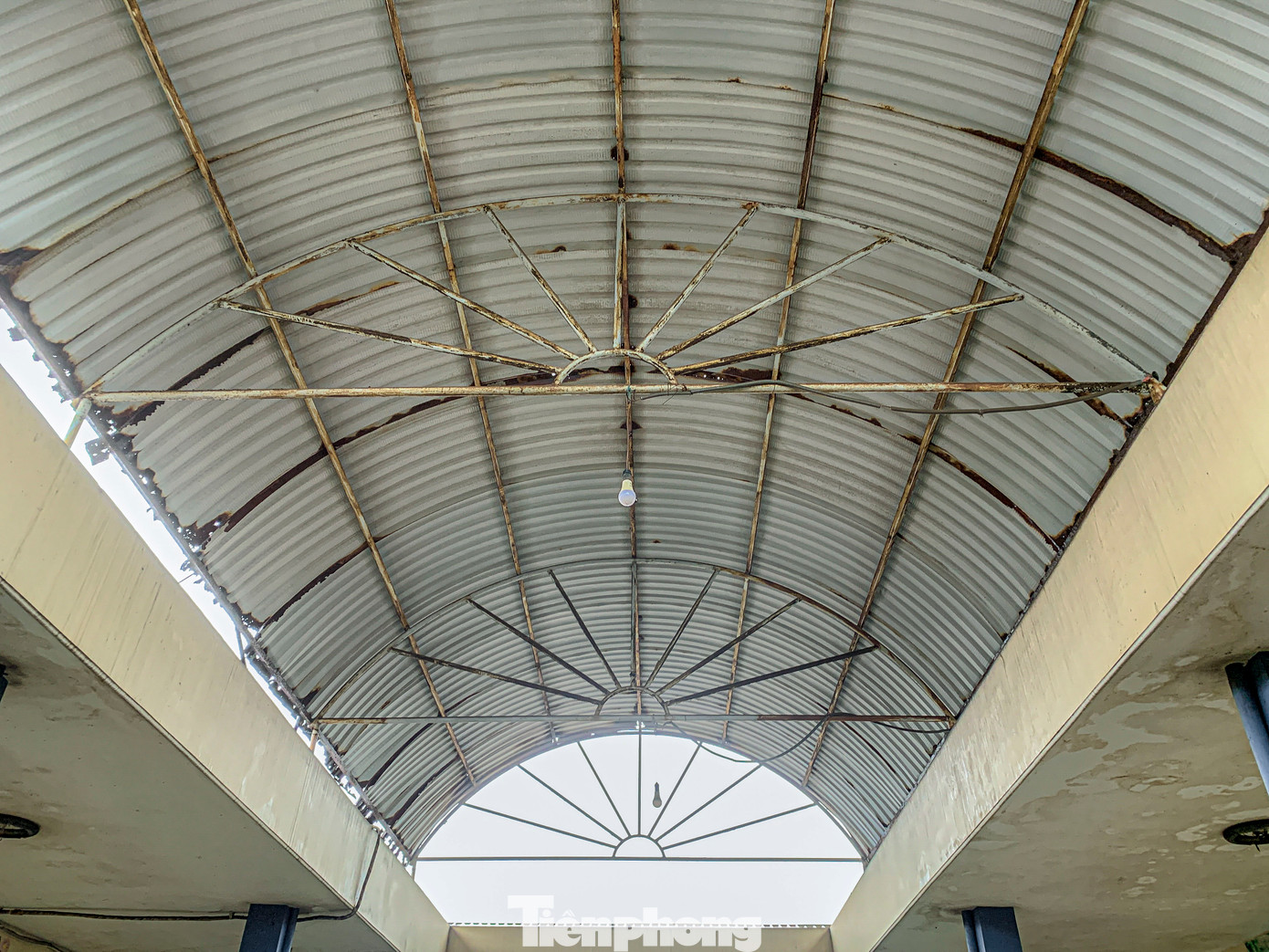 Phần mái của các công trình bị thấm dột nặng, nhiều vị trí phải phủ bạt tạm không đảm bảo sử dụng trong mùa mưa. Phần mái của các công trình bị thấm dột nặng, nhiều vị trí phải phủ bạt tạm không đảm bảo sử dụng trong mùa mưa.