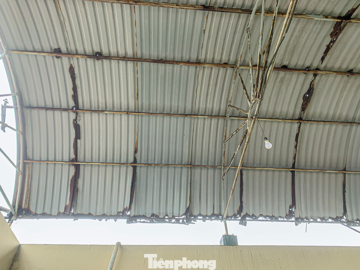Theo ghi nhận của Tiền Phong, hiện nay nhiều hạng mục công trình đã xuống cấp, mái tôn bị hư hỏng, trần nhà bong tróc và thấm dột gây lo lắng cho bệnh nhân và người nhà. Theo ghi nhận của Tiền Phong, hiện nay nhiều hạng mục công trình đã xuống cấp, mái tôn bị hư hỏng, trần nhà bong tróc và thấm dột gây lo lắng cho bệnh nhân và người nhà.