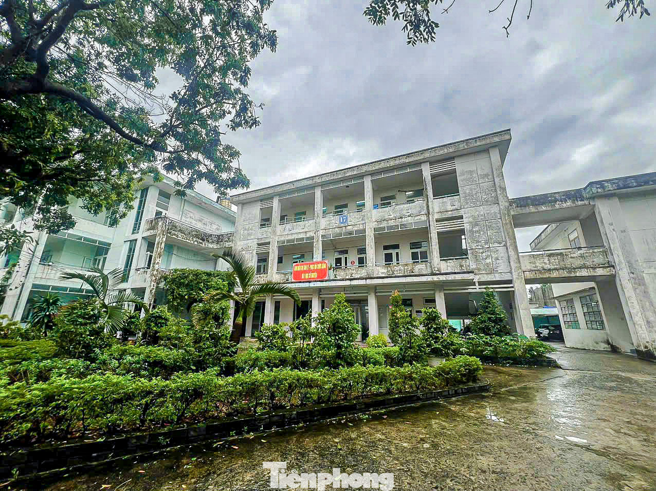 Nhiều người dân đến khám bệnh cho biết, họ cảm thấy lo lắng khi đến đây khám chữa bệnh, vì nhiều vị trí tại bệnh viện đã xuống cấp. Đặc biệt là vào mùa mưa, nhiều nơi thấm dột, phòng ẩm mốc, tường bong tróc trở nên nghiêm trọng hơn. Nhiều người dân đến khám bệnh cho biết, họ cảm thấy lo lắng khi đến đây khám chữa bệnh, vì nhiều vị trí tại bệnh viện đã xuống cấp. Đặc biệt là vào mùa mưa, nhiều nơi thấm dột, phòng ẩm mốc, tường bong tróc trở nên nghiêm trọng hơn.