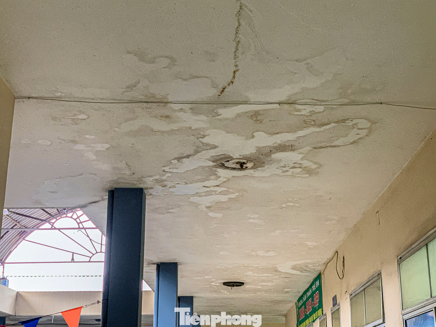 Theo ghi nhận của Tiền Phong, hiện nay nhiều hạng mục công trình đã xuống cấp, mái tôn bị hư hỏng, trần nhà bong tróc và thấm dột gây lo lắng cho bệnh nhân và người nhà. Theo ghi nhận của Tiền Phong, hiện nay nhiều hạng mục công trình đã xuống cấp, mái tôn bị hư hỏng, trần nhà bong tróc và thấm dột gây lo lắng cho bệnh nhân và người nhà.