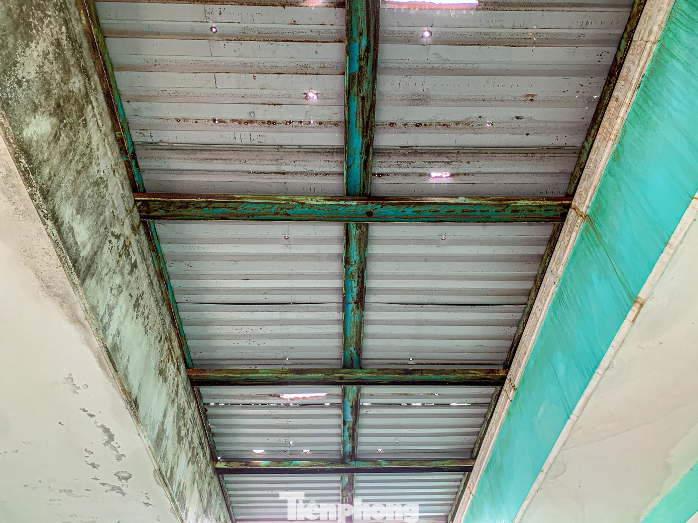 Phần mái của các công trình bị thấm dột nặng, nhiều vị trí phải phủ bạt tạm không đảm bảo sử dụng trong mùa mưa. Phần mái của các công trình bị thấm dột nặng, nhiều vị trí phải phủ bạt tạm không đảm bảo sử dụng trong mùa mưa.