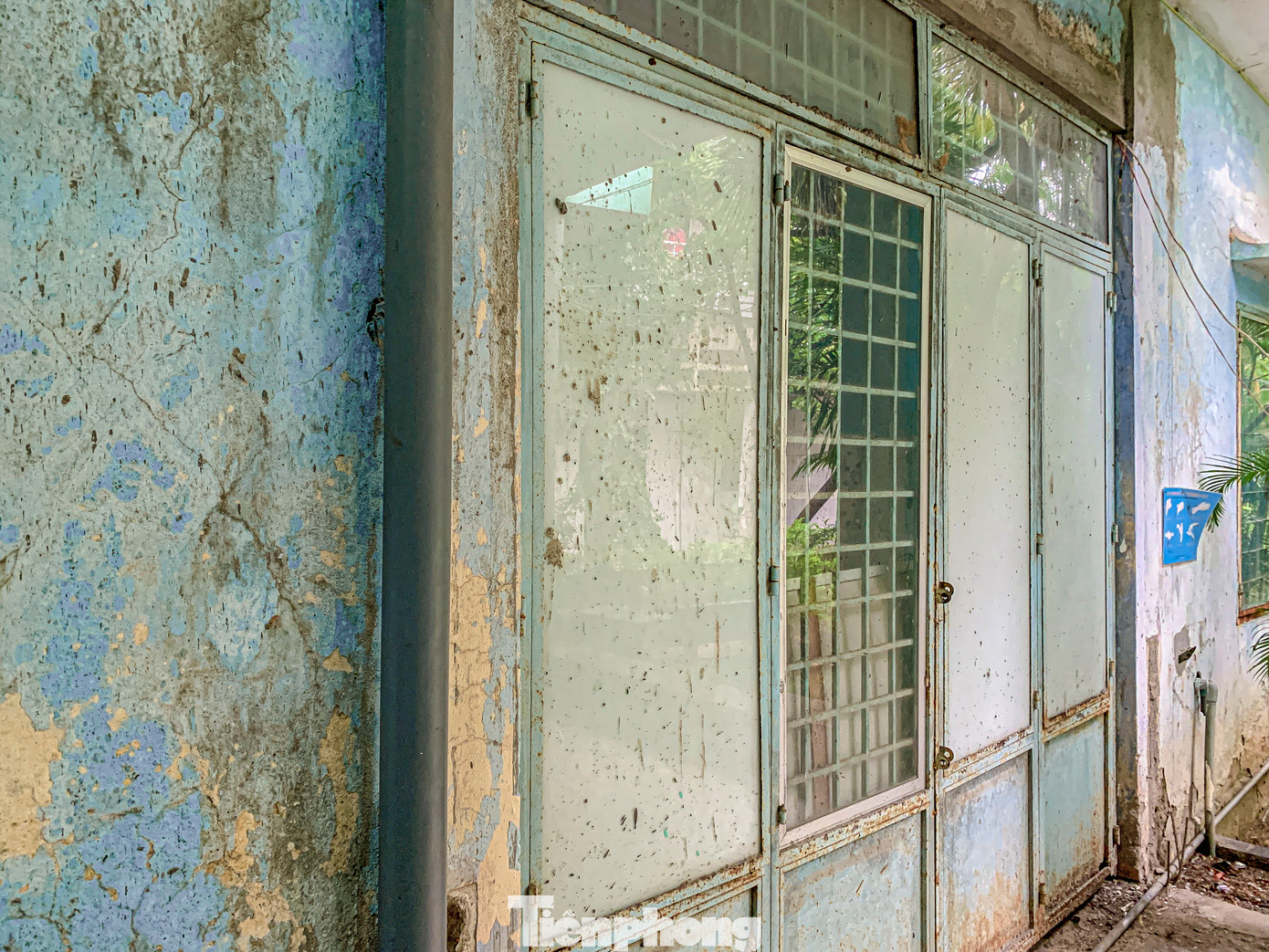 Phần mái của các công trình bị thấm dột nặng, nhiều vị trí phải phủ bạt tạm không đảm bảo sử dụng trong mùa mưa. Phần mái của các công trình bị thấm dột nặng, nhiều vị trí phải phủ bạt tạm không đảm bảo sử dụng trong mùa mưa.