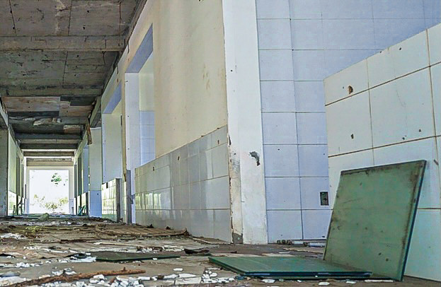 Những mảng tường đã bị bong tróc, hư hỏng, kính vỡ vương vãi khắp nơi. Những mảng tường đã bị bong tróc, hư hỏng, kính vỡ vương vãi khắp nơi.