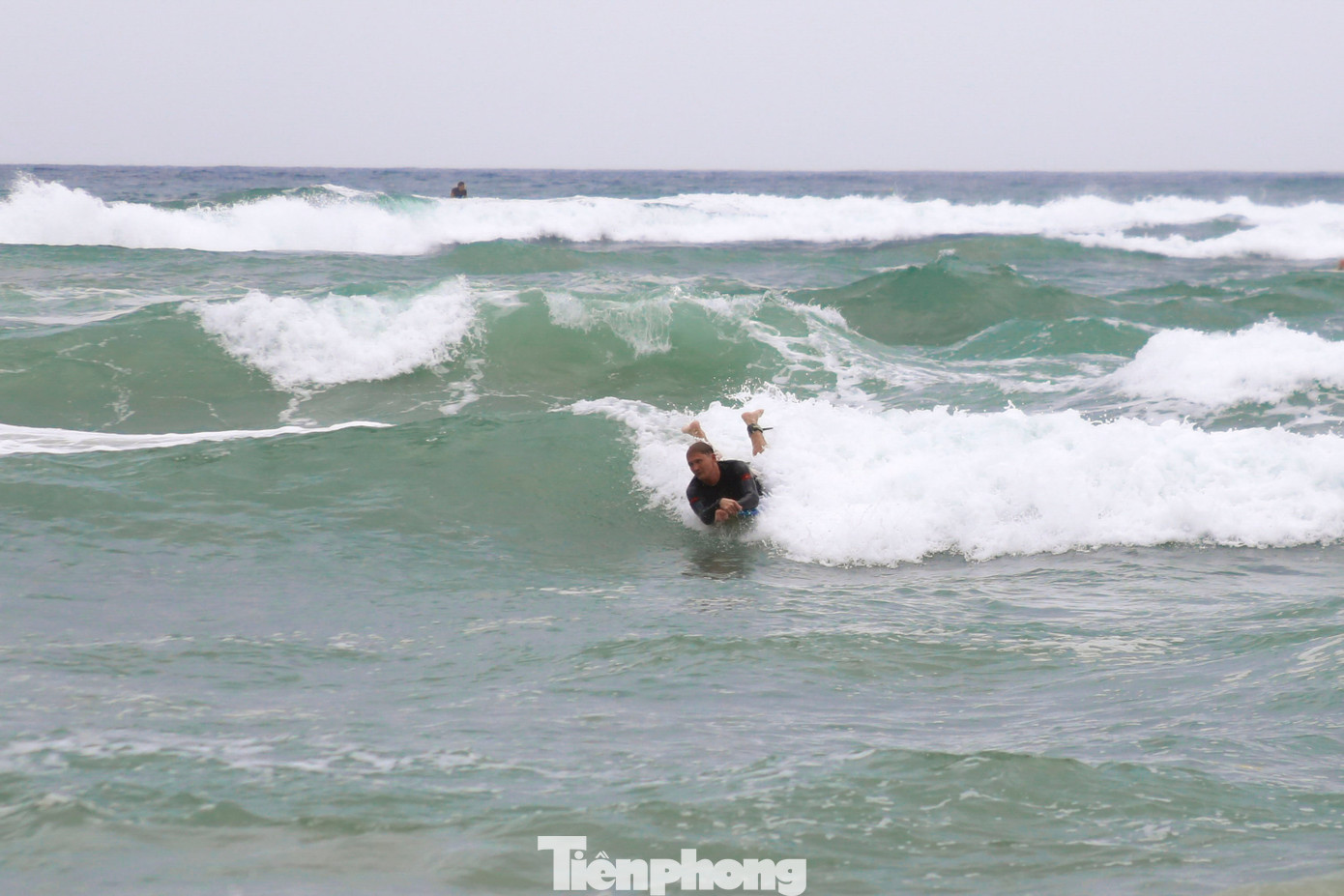 Những đường lướt dài, đẹp sẽ được chấm điểm cao theo thang điểm 10. Các vận động viên “chiêu đãi” du khách những màn trình diễn lướt sóng điệu nghệ, đẹp mắt. Những đường lướt dài, đẹp sẽ được chấm điểm cao theo thang điểm 10. Các vận động viên “chiêu đãi” du khách những màn trình diễn lướt sóng điệu nghệ, đẹp mắt.