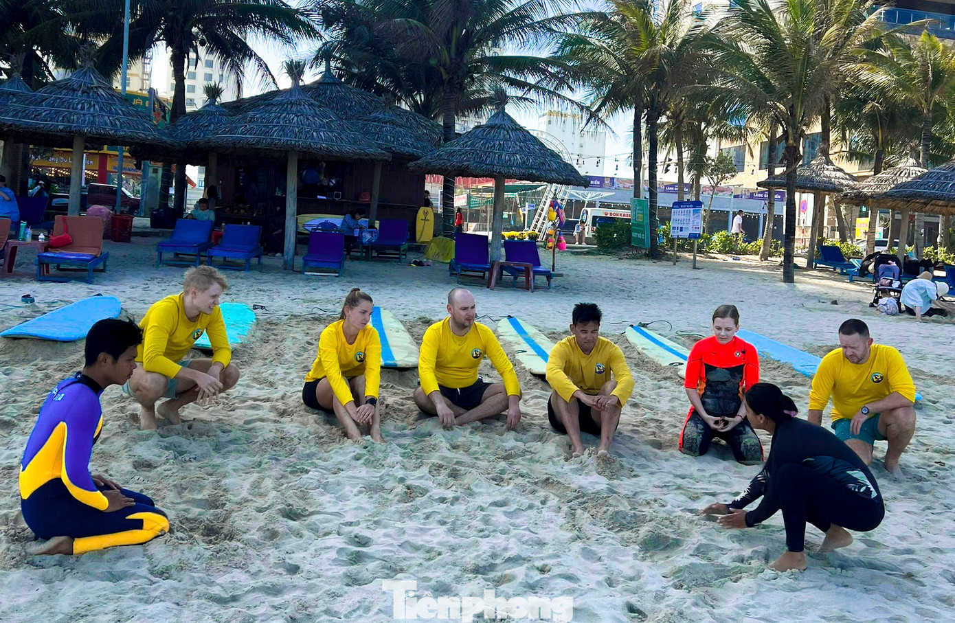 Trước nhu cầu chơi lướt sóng ngày một đông, dọc các bãi biển mọc lên nhiều dịch vụ cho thuê ván, hướng dẫn kỹ năng lướt cho những người mới chơi. Trước nhu cầu chơi lướt sóng ngày một đông, dọc các bãi biển mọc lên nhiều dịch vụ cho thuê ván, hướng dẫn kỹ năng lướt cho những người mới chơi.