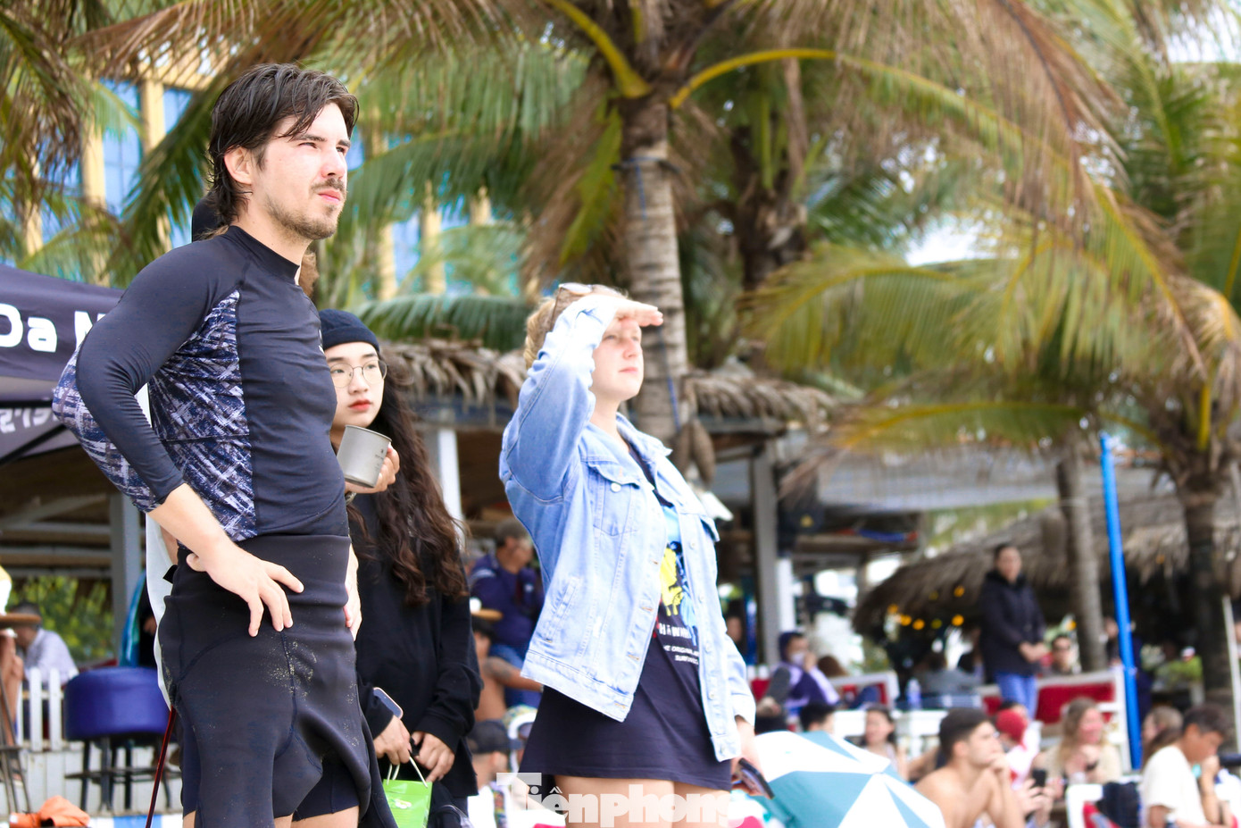 Trong khi đó, những du khách nước ngoài đánh giá biển Đà Nẵng rất đẹp, bãi cát rộng, mịn màng, xung quanh lại có nhiều tiện ích, dịch vụ ăn uống, nghỉ ngơi. “Tôi vừa thư giãn vừa xem lướt sóng, có nhân viên phục vụ đồ ăn và nước uống tận nơi, rất thuận tiện. Ở các nước, môn lướt sóng rất phổ biến, thu hút đông đảo người chơi. Hy vọng Đà Nẵng cũng sẽ có một cộng đồng chơi lướt sóng lớn hơn nữa”, chị Brenna (đến từ Anh) chia sẻ. Trong khi đó, những du khách nước ngoài đánh giá biển Đà Nẵng rất đẹp, bãi cát rộng, mịn màng, xung quanh lại có nhiều tiện ích, dịch vụ ăn uống, nghỉ ngơi. “Tôi vừa thư giãn vừa xem lướt sóng, có nhân viên phục vụ đồ ăn và nước uống tận nơi, rất thuận tiện. Ở các nước, môn lướt sóng rất phổ biến, thu hút đông đảo người chơi. Hy vọng Đà Nẵng cũng sẽ có một cộng đồng chơi lướt sóng lớn hơn nữa”, chị Brenna (đến từ Anh) chia sẻ.