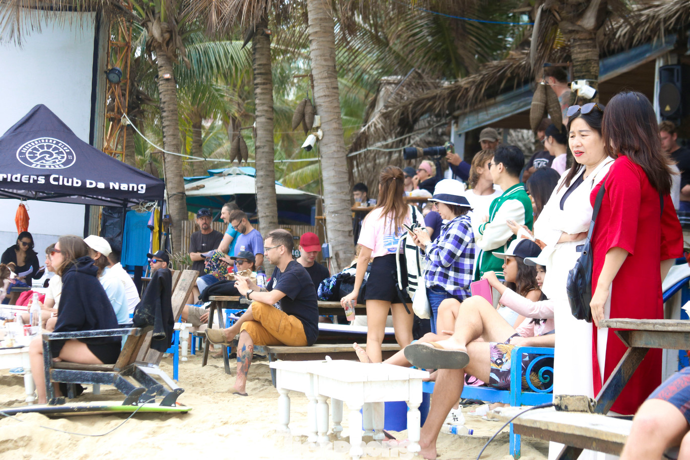 Chị Ngọc Mai (tỉnh Lâm Đồng) bày tỏ rất vui khi đến Đà Nẵng đúng dịp cuộc thi lướt sóng diễn ra. “Trước nay tôi chỉ được xem lướt sóng trên ti vi, nhưng giờ được chứng kiến tận mắt, xem những đường lướt điêu luyện quả thật rất thú vị. Không ngờ biển Đà Nẵng lại là sân chơi của bộ môn thể thao mạo hiểm này”, chị nói. Chị Ngọc Mai (tỉnh Lâm Đồng) bày tỏ rất vui khi đến Đà Nẵng đúng dịp cuộc thi lướt sóng diễn ra. “Trước nay tôi chỉ được xem lướt sóng trên ti vi, nhưng giờ được chứng kiến tận mắt, xem những đường lướt điêu luyện quả thật rất thú vị. Không ngờ biển Đà Nẵng lại là sân chơi của bộ môn thể thao mạo hiểm này”, chị nói.