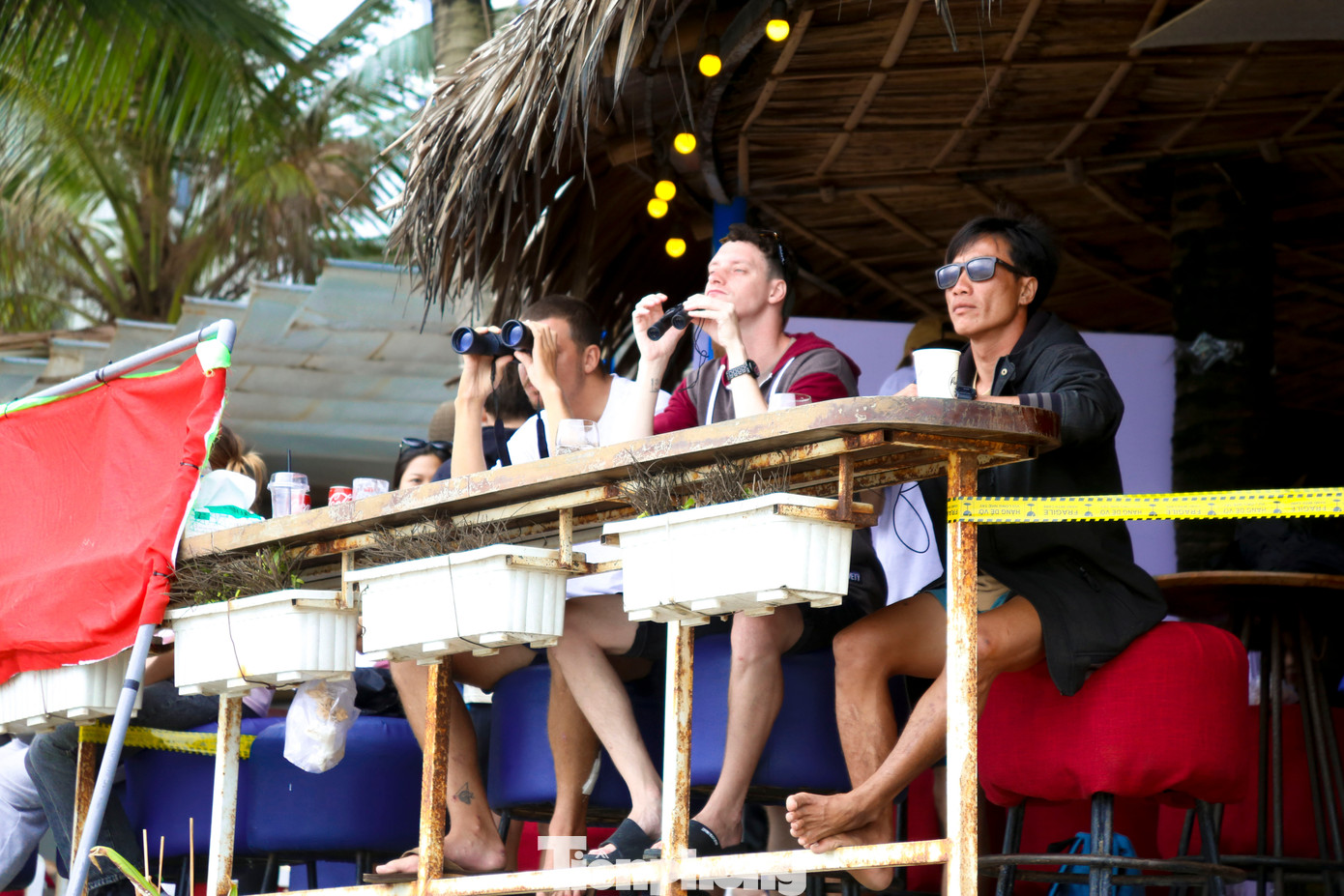 Du khách nước ngoài thích thú khi vừa xem lướt sóng, vừa thưởng thức các món ăn ngay trên bãi biển. Du khách nước ngoài thích thú khi vừa xem lướt sóng, vừa thưởng thức các món ăn ngay trên bãi biển.