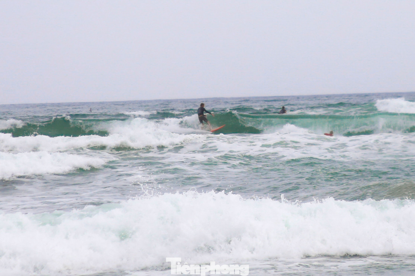 Những đường lướt dài, đẹp sẽ được chấm điểm cao theo thang điểm 10. Các vận động viên “chiêu đãi” du khách những màn trình diễn lướt sóng điệu nghệ, đẹp mắt. Những đường lướt dài, đẹp sẽ được chấm điểm cao theo thang điểm 10. Các vận động viên “chiêu đãi” du khách những màn trình diễn lướt sóng điệu nghệ, đẹp mắt.