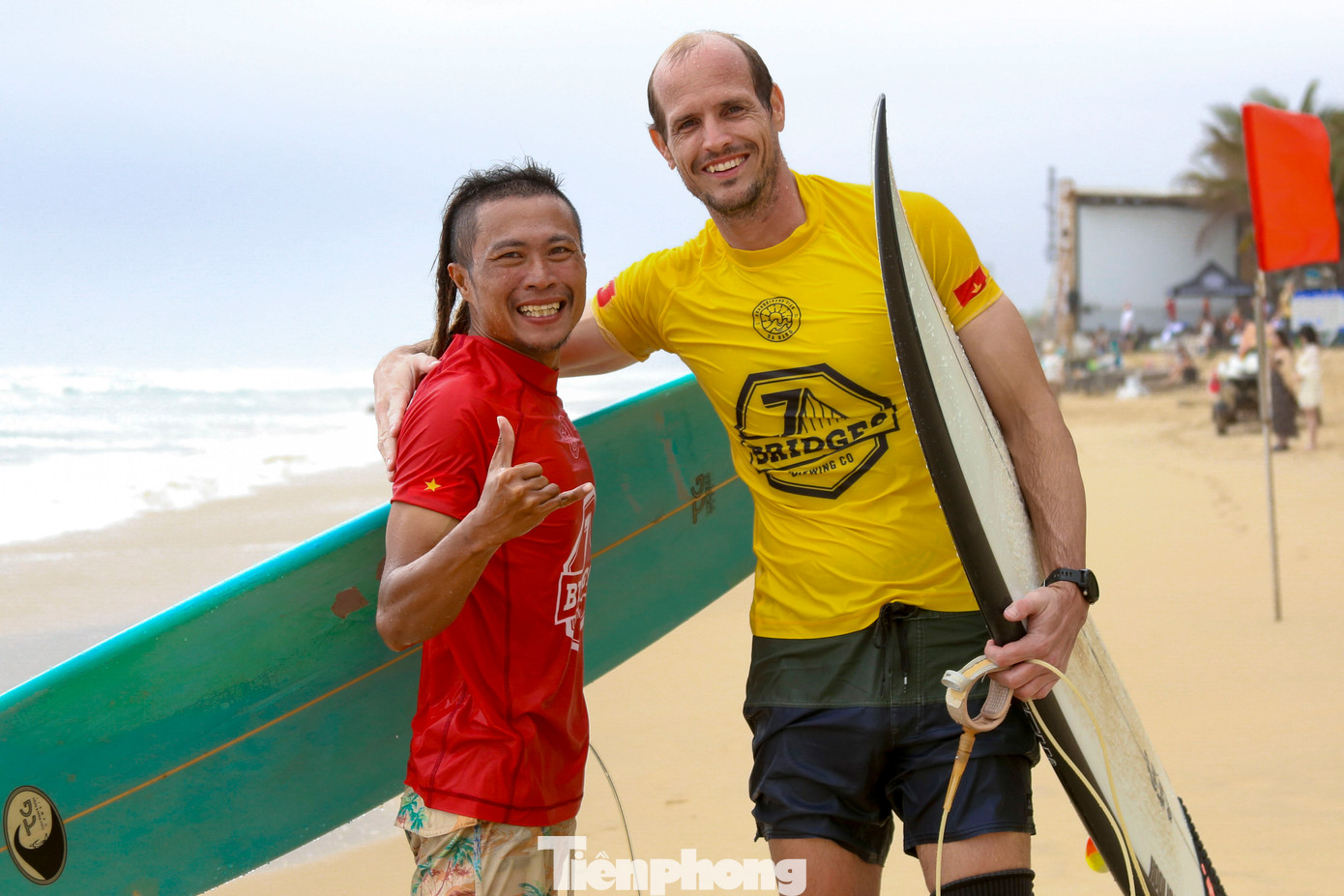 Theo anh Uncle 9, VĐV thi lướt sóng, biển Đà Nẵng có nhiều lợi thế để phát triển môn lướt sóng như sóng êm, đáy không có san hô và đá. Các khu vực tắm, thể thao được phân chia rõ ràng. Những khu vực nguy hiểm được cắm bảng cảnh báo và đặc biệt luôn có nhân viên cứu hộ túc trực. Theo anh Uncle 9, VĐV thi lướt sóng, biển Đà Nẵng có nhiều lợi thế để phát triển môn lướt sóng như sóng êm, đáy không có san hô và đá. Các khu vực tắm, thể thao được phân chia rõ ràng. Những khu vực nguy hiểm được cắm bảng cảnh báo và đặc biệt luôn có nhân viên cứu hộ túc trực.