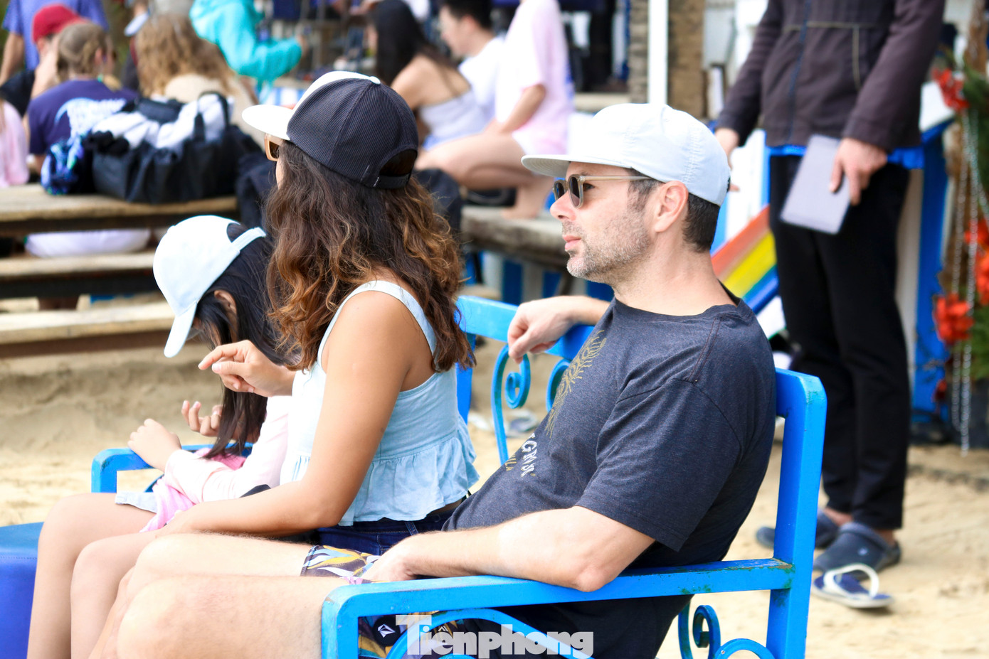 Du khách nước ngoài thích thú khi vừa xem lướt sóng, vừa thưởng thức các món ăn ngay trên bãi biển. Du khách nước ngoài thích thú khi vừa xem lướt sóng, vừa thưởng thức các món ăn ngay trên bãi biển.