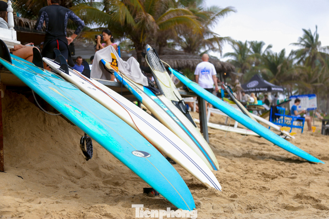 Trước nhu cầu chơi lướt sóng ngày một đông, dọc các bãi biển mọc lên nhiều dịch vụ cho thuê ván, hướng dẫn kỹ năng lướt cho những người mới chơi. Trước nhu cầu chơi lướt sóng ngày một đông, dọc các bãi biển mọc lên nhiều dịch vụ cho thuê ván, hướng dẫn kỹ năng lướt cho những người mới chơi.
