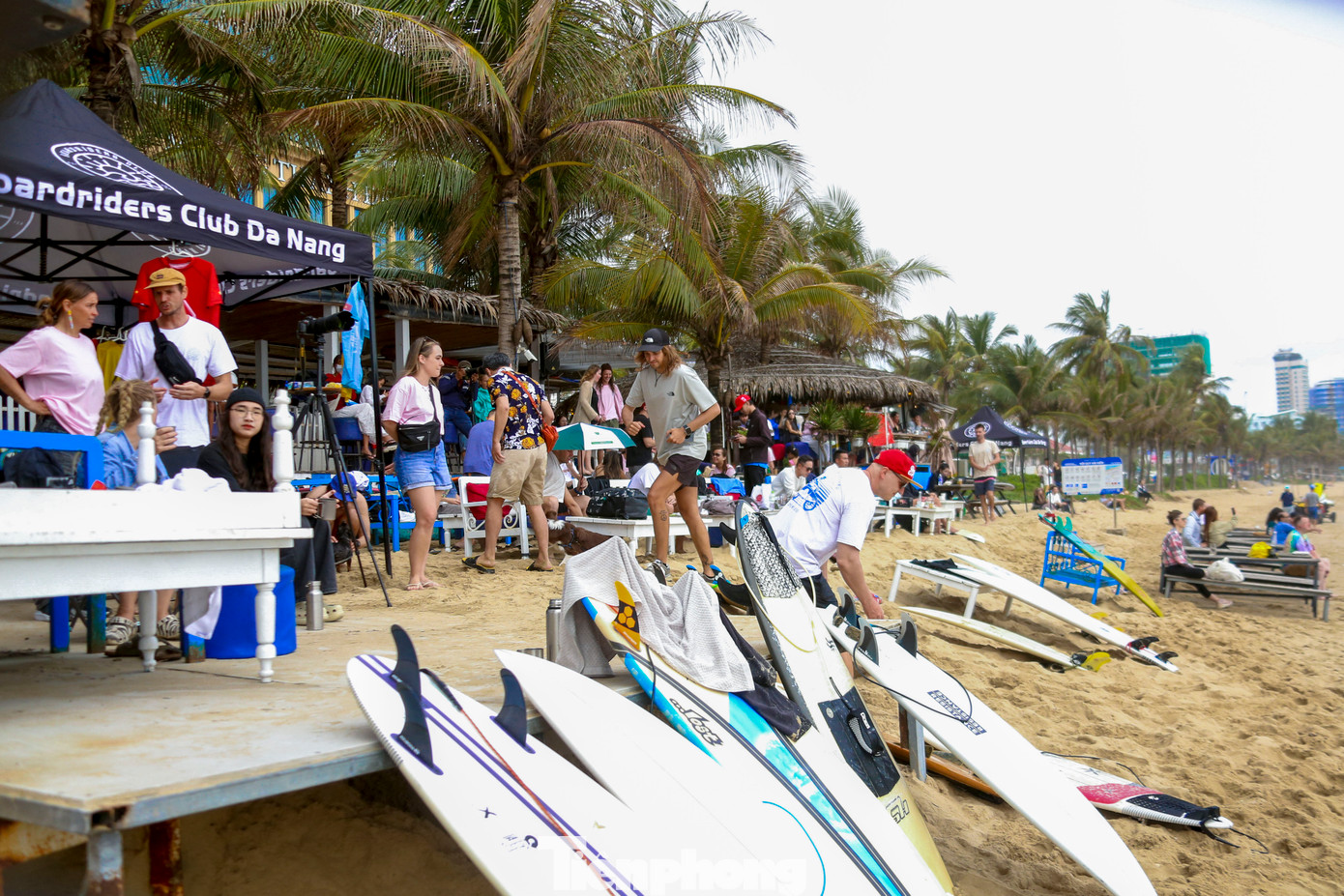 Cuộc thi lướt sóng Đà Nẵng mở rộng 2025 diễn ra đã thu hút hàng trăm người dân, du khách đổ về bãi biển Mỹ An (quận Ngũ Hành Sơn) để theo dõi. Cuộc thi này diễn ra mỗi năm một lần dành cho những người đam mê lướt sóng, không phân biệt người dân thành phố Đà Nẵng hay du khách trong, ngoài nước. Cuộc thi lướt sóng Đà Nẵng mở rộng 2025 diễn ra đã thu hút hàng trăm người dân, du khách đổ về bãi biển Mỹ An (quận Ngũ Hành Sơn) để theo dõi. Cuộc thi này diễn ra mỗi năm một lần dành cho những người đam mê lướt sóng, không phân biệt người dân thành phố Đà Nẵng hay du khách trong, ngoài nước.