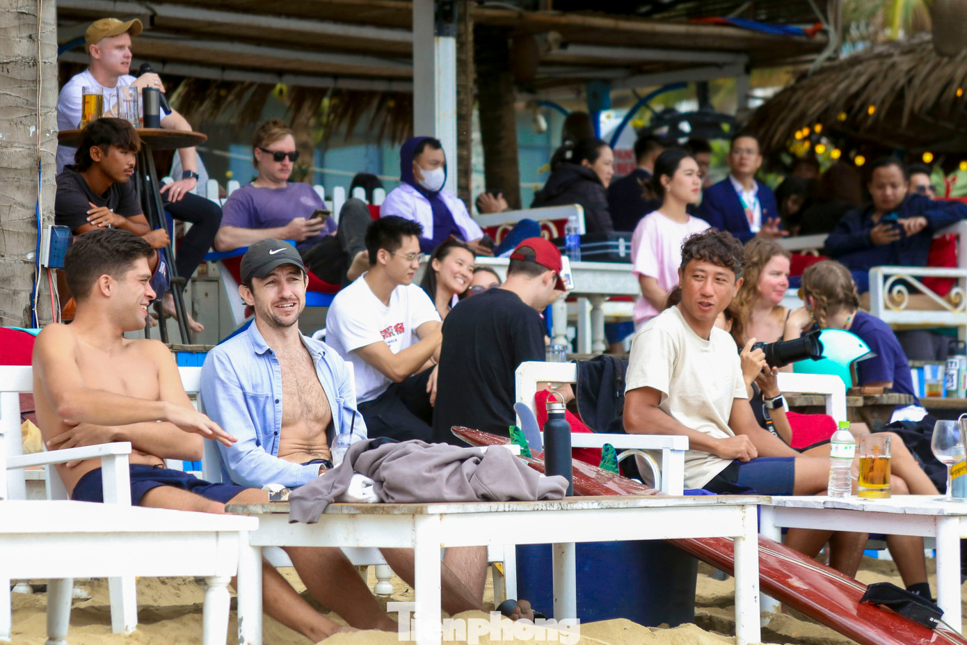 Du khách nước ngoài thích thú khi vừa xem lướt sóng, vừa thưởng thức các món ăn ngay trên bãi biển. Du khách nước ngoài thích thú khi vừa xem lướt sóng, vừa thưởng thức các món ăn ngay trên bãi biển.