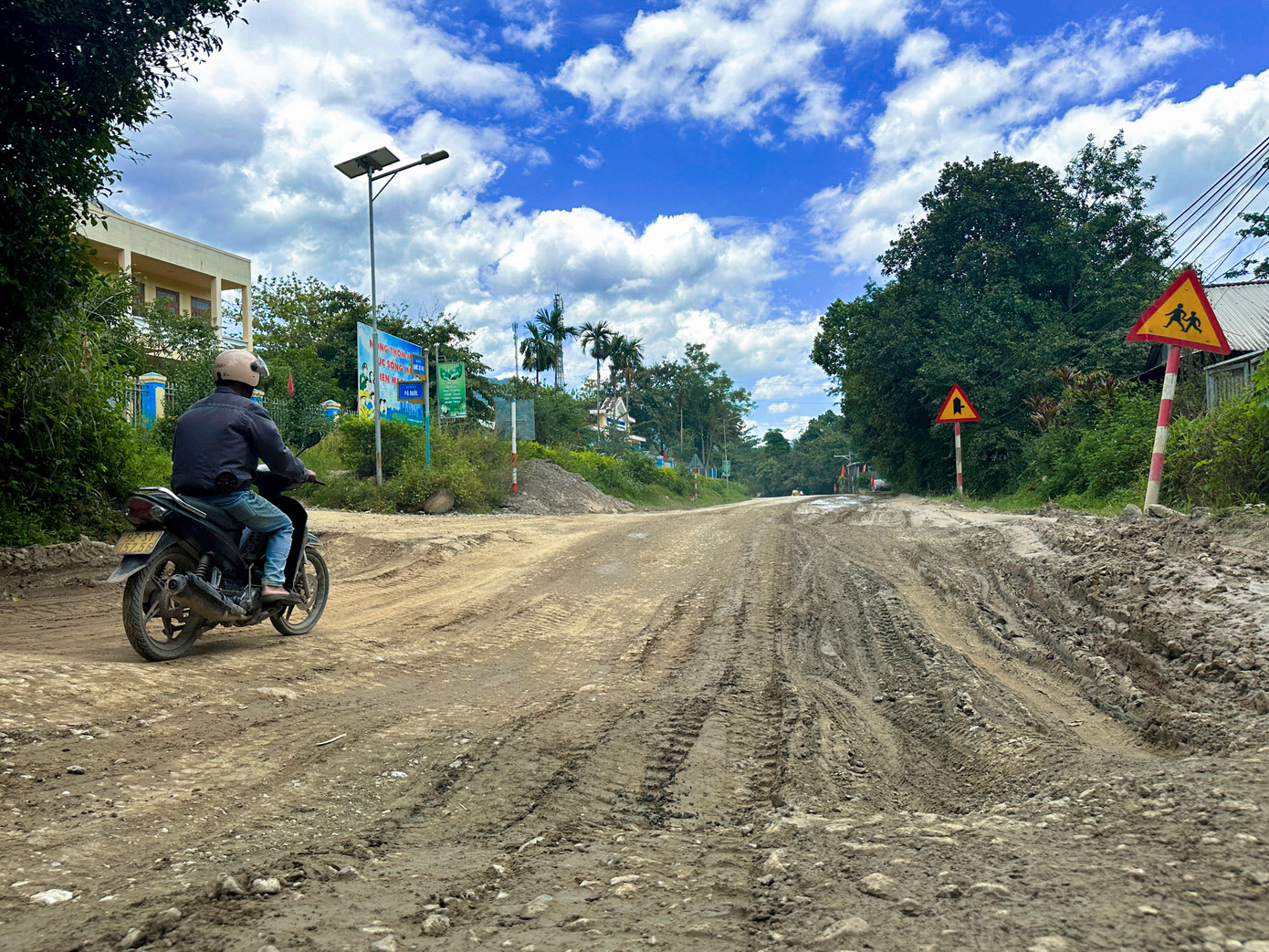 Được biết, dự án cải tạo, nâng cấp Quốc lộ 14D dự kiến có tổng mức đầu tư 4.518 tỷ đồng sắp được triển khai. Quy mô dự án có điểm đầu giao với đường Hồ Chí Minh (tại lý trình km1332+610), xã Bến Giằng, điểm cuối giáp phạm vi Cửa khẩu quốc tế Nam Giang. Tổng chiều dài thực tế 74,4km.