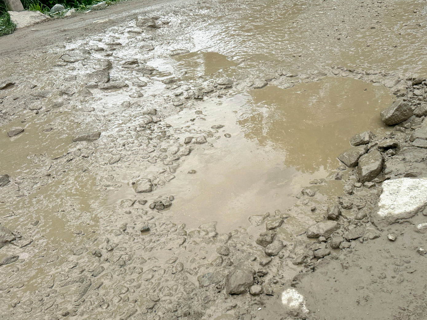 Tuyến đường xuống cấp trầm trọng, lầy lội, đầy những ổ voi ổ gà. Hơn thế, mỗi ngày có hàng dài xe tải lớn nối đuôi nhau khiến trên tuyến đường hẹp, lầy lội khiến người dân khổ sở.