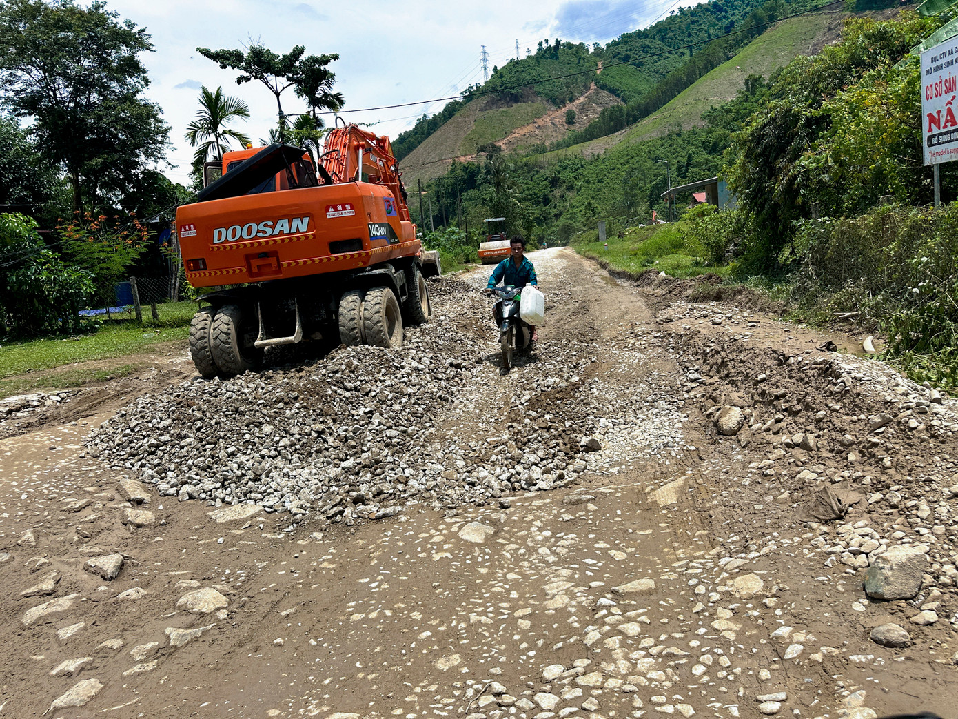 Lớp nhựa mặt đường bong tróc, đường lồi lõm như ruộng cày. Mưa xuống lầy lội, nắng thì bụi mù mịt. Nhiều nhà dân ven đường sống khổ với ô nhiễm.